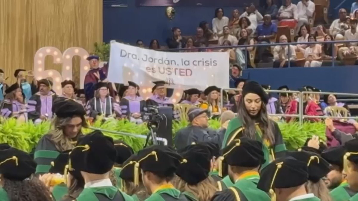 Abuchean a presidenta de la UPR en graduación del RCM