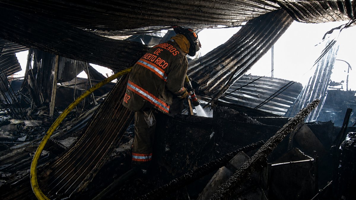 Fuego consume residencia y negocio en Juana Díaz