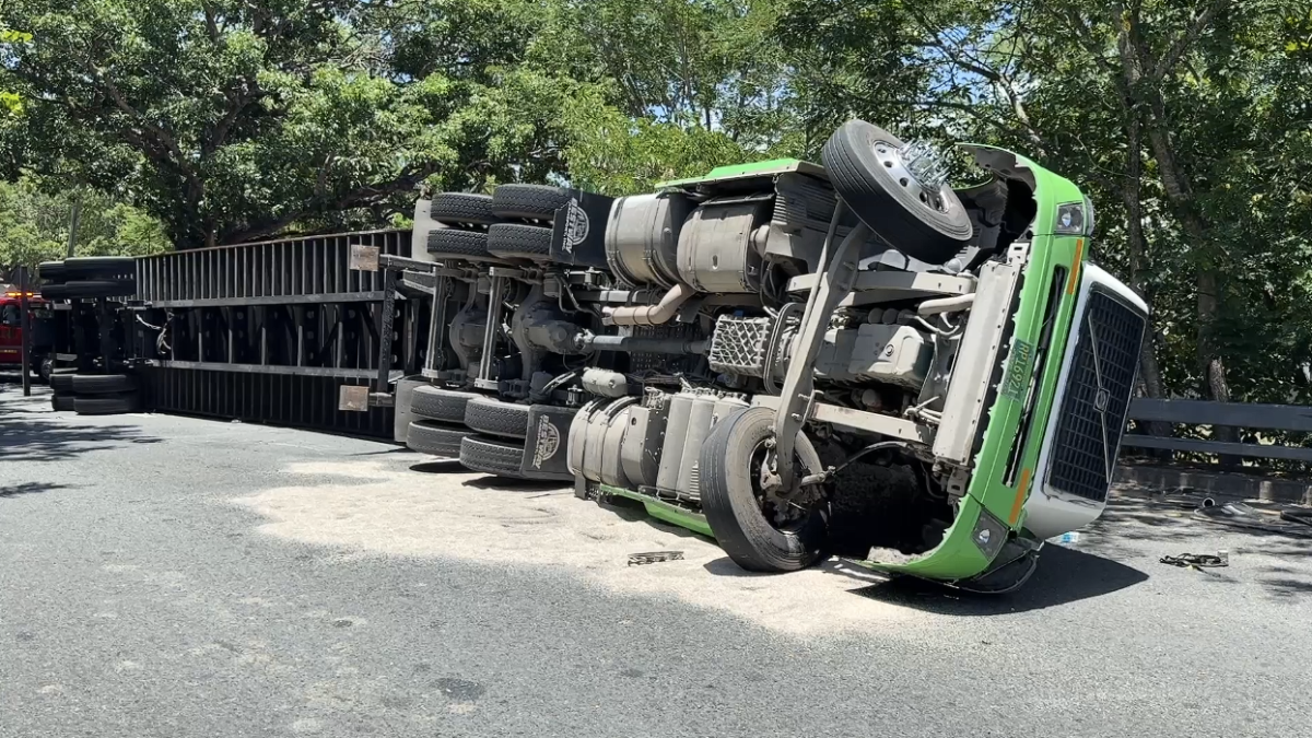 Camión volcado cierra tránsito en Ave. Kennedy entre San Juan y Bayamón