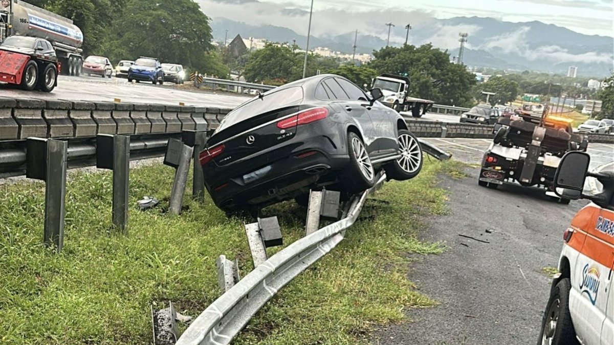 Accidente en PR-52: guagua sobre valla de seguridad afecta tránsito entre Caguas y Cayey