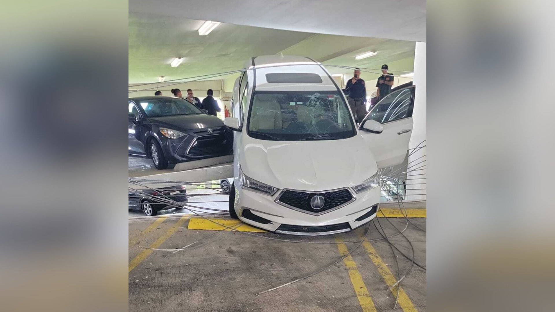 Vehículo cae del quinto al cuarto piso en estacionamiento de Auxilio Mutuo