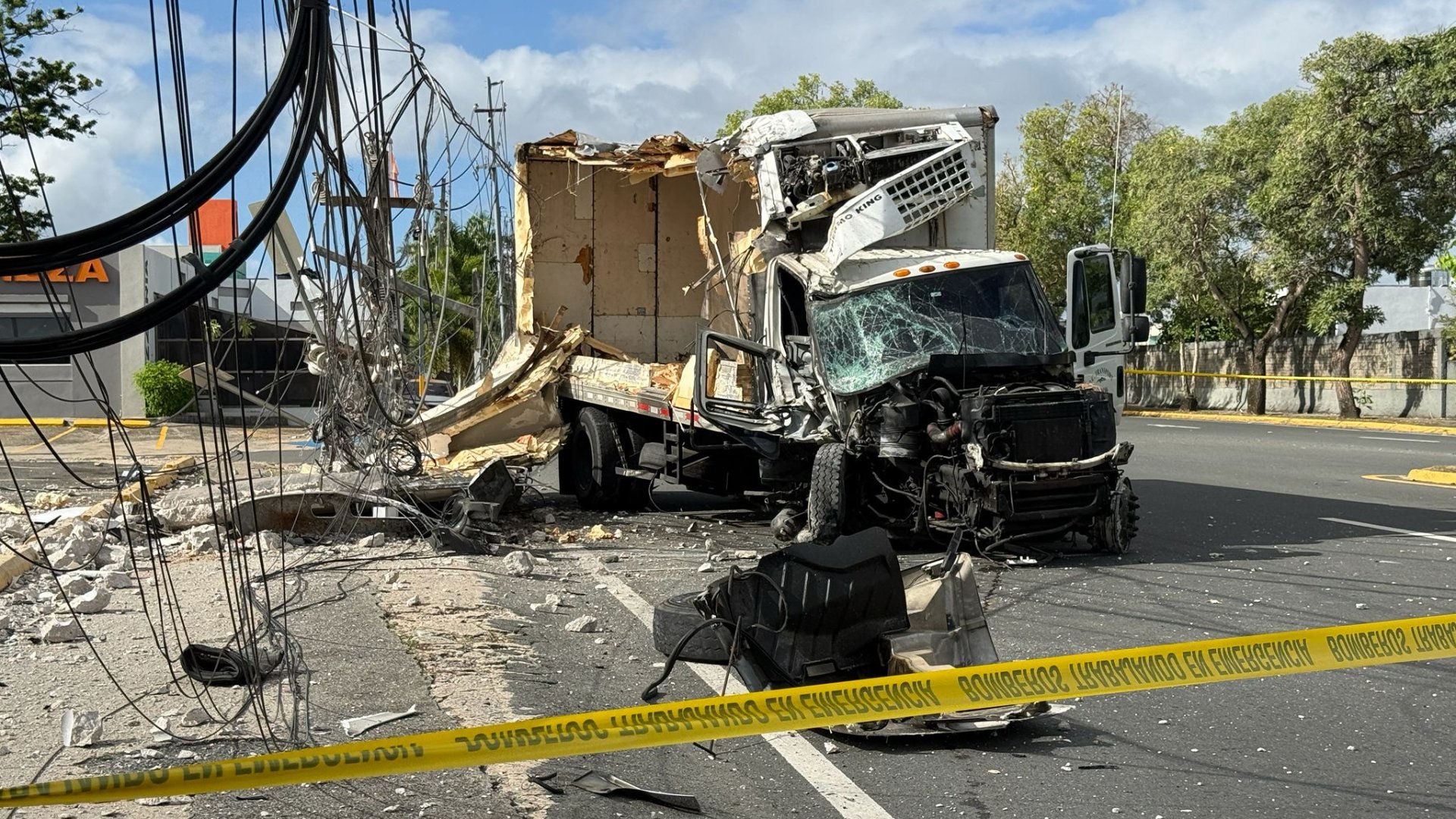Roban camión y chocan postes eléctricos en Cupey; residentes se quedan sin luz
