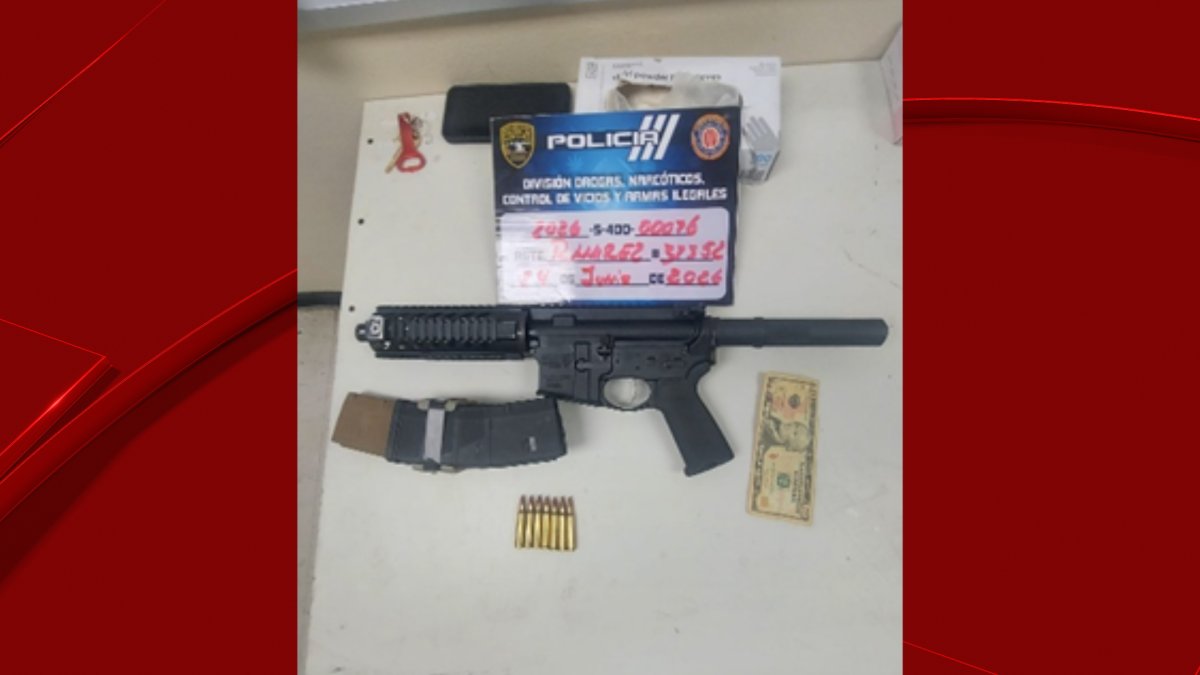 Arrestan a joven y menor por posesión de rifle AR-15 en residencial de Mayagüez