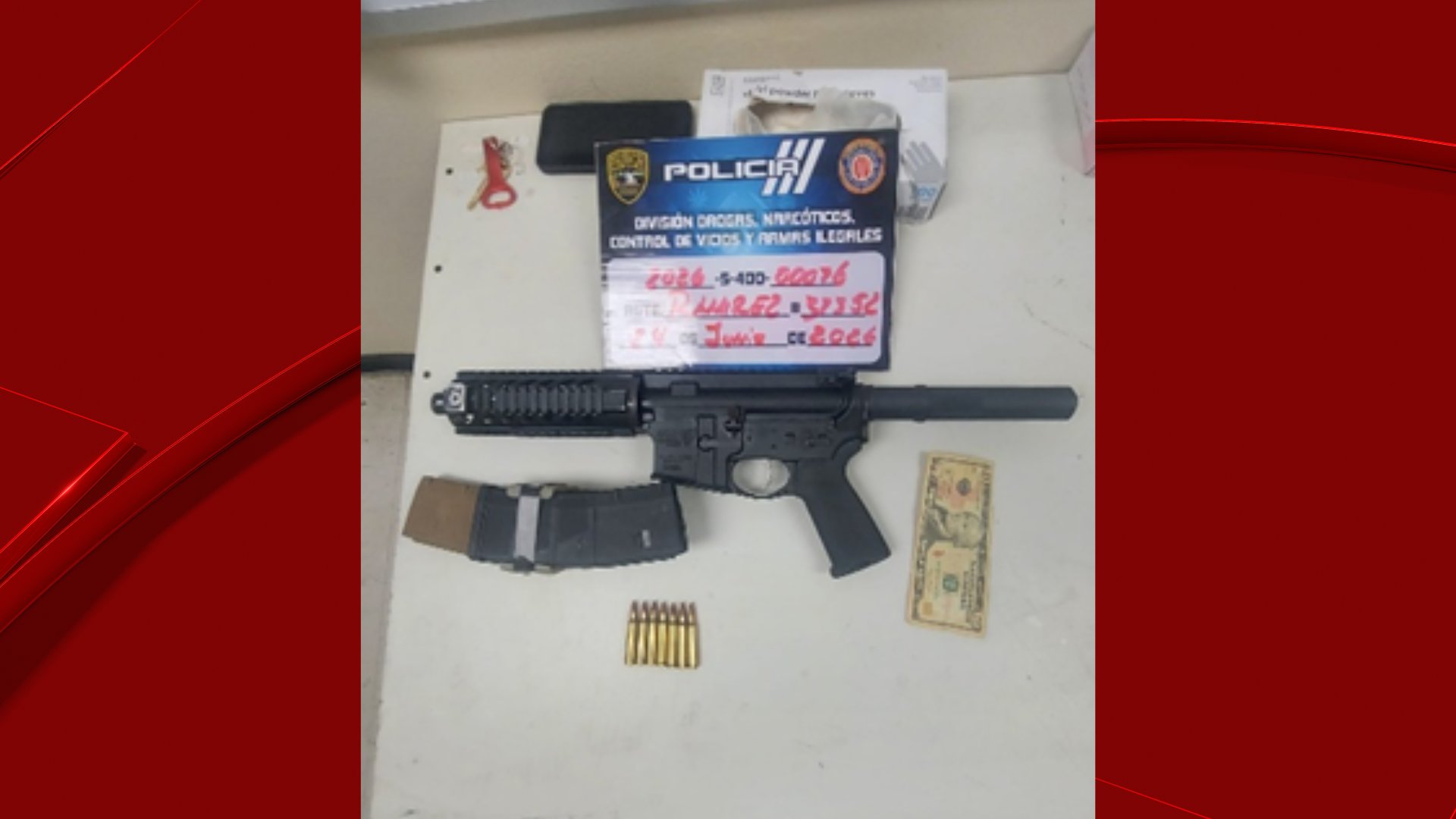 Arrestan a jóvenes de 20 y 16 años por alegada posesión de rifle