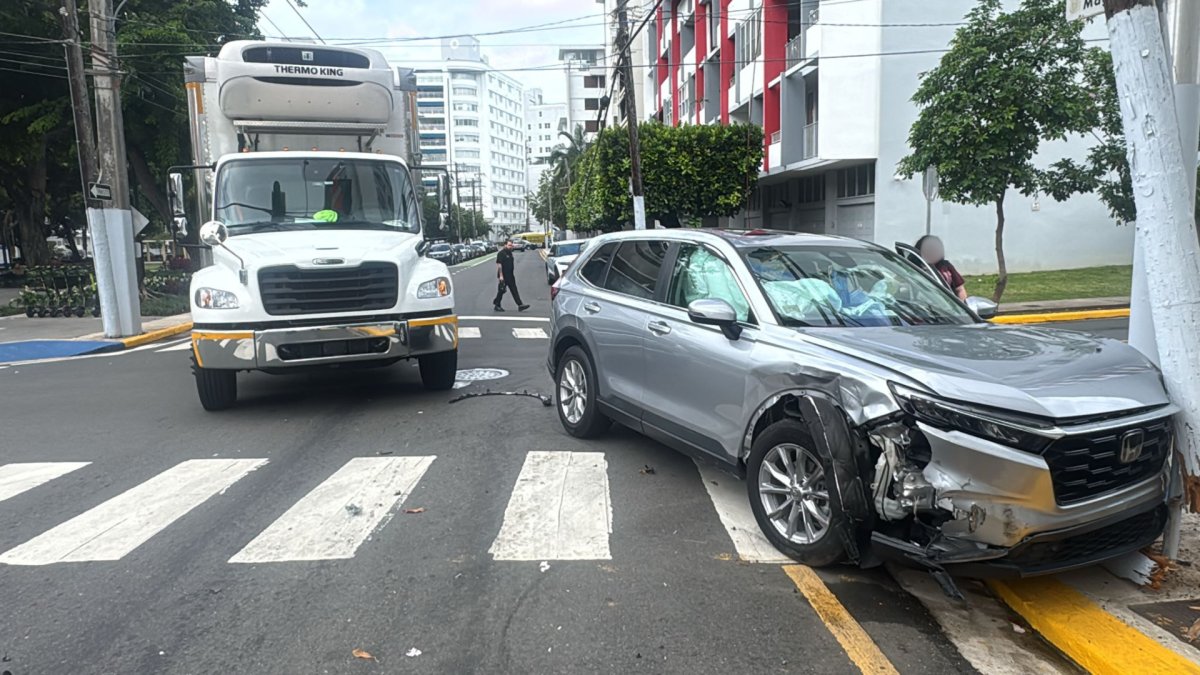 Accidente entre guagua y camión en avenida Magdalena del Condado deja involucrados estables