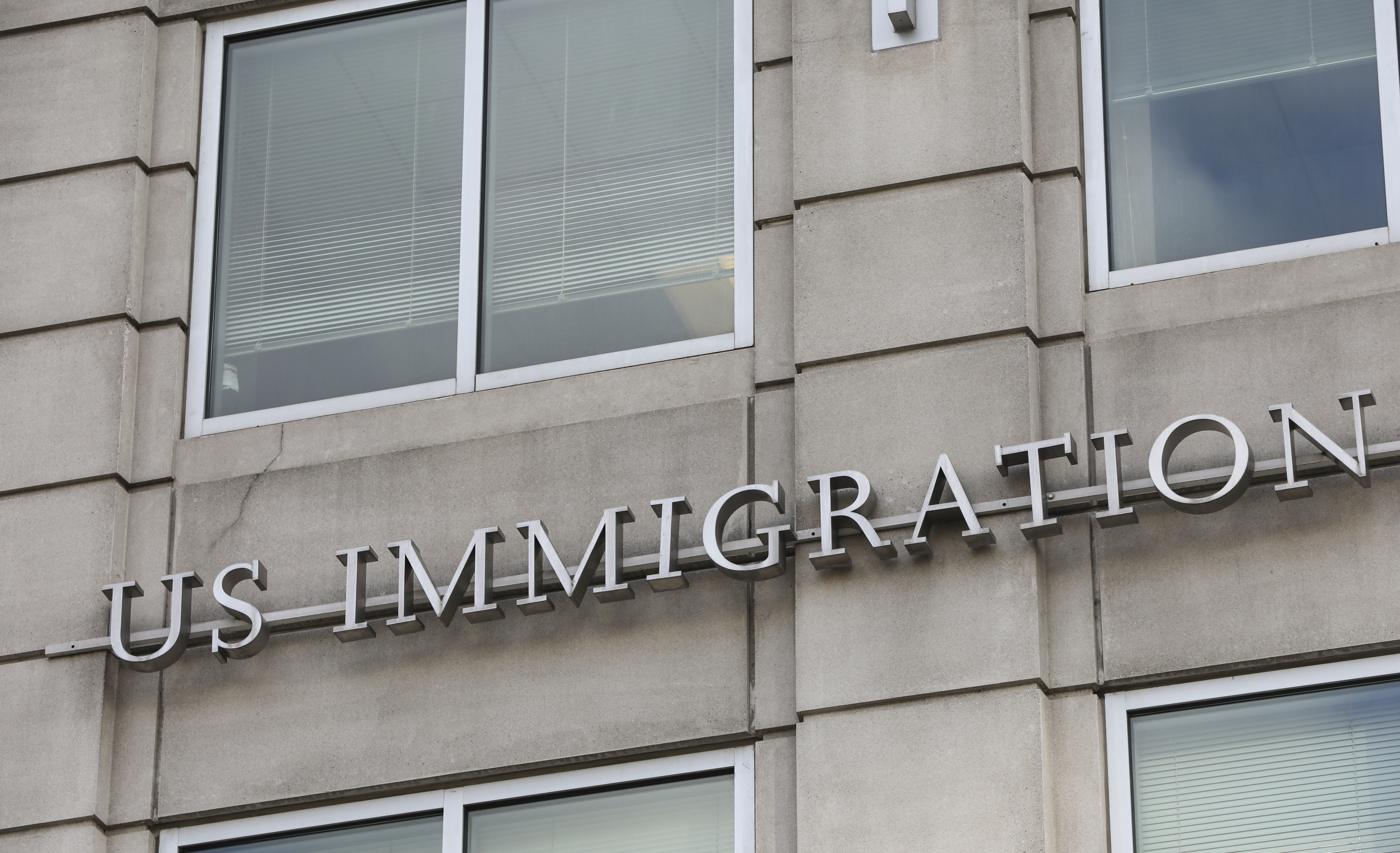Juez anula cuota de $100,000 decretada por Trump para visas H-1B