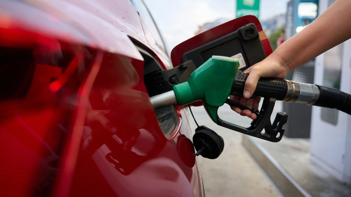 Expertos: precios del petróleo y gasolina tardarán meses en bajar tras acuerdo con Irán