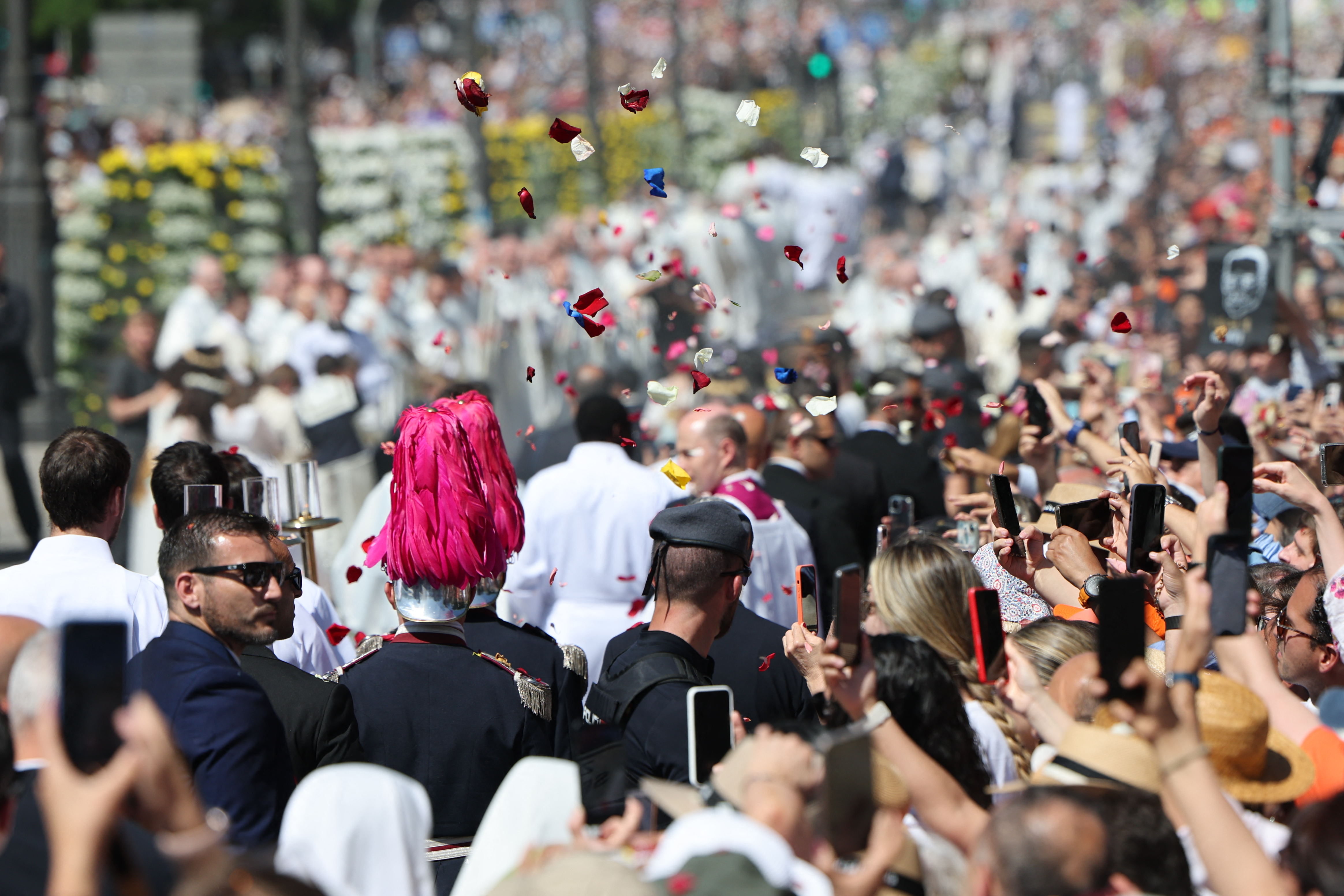 Un millón de personas sale a ver la procesión del Papa decor