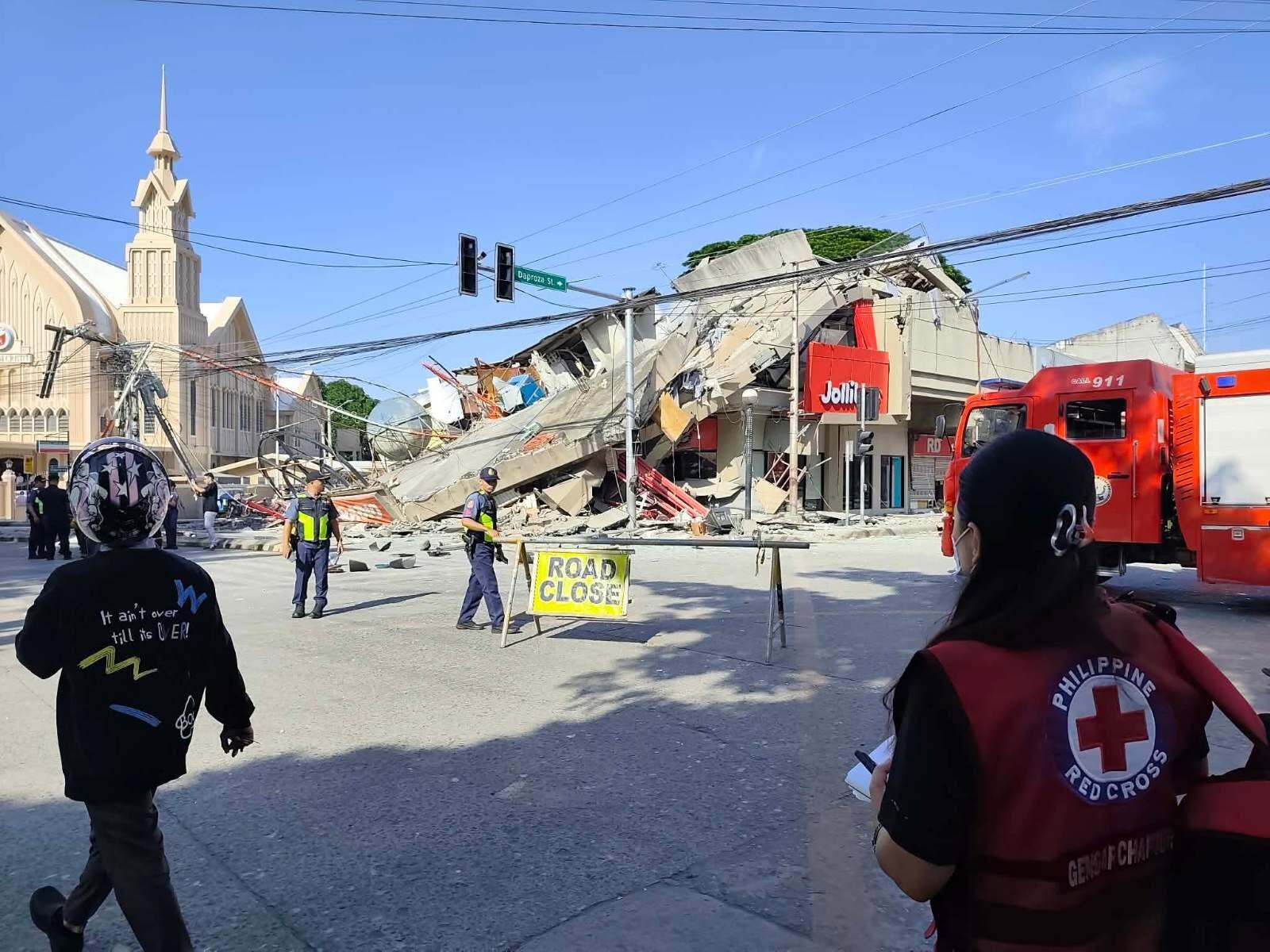 Terremoto de magnitud 7.8 sacude Filipinas y deja al menos 3