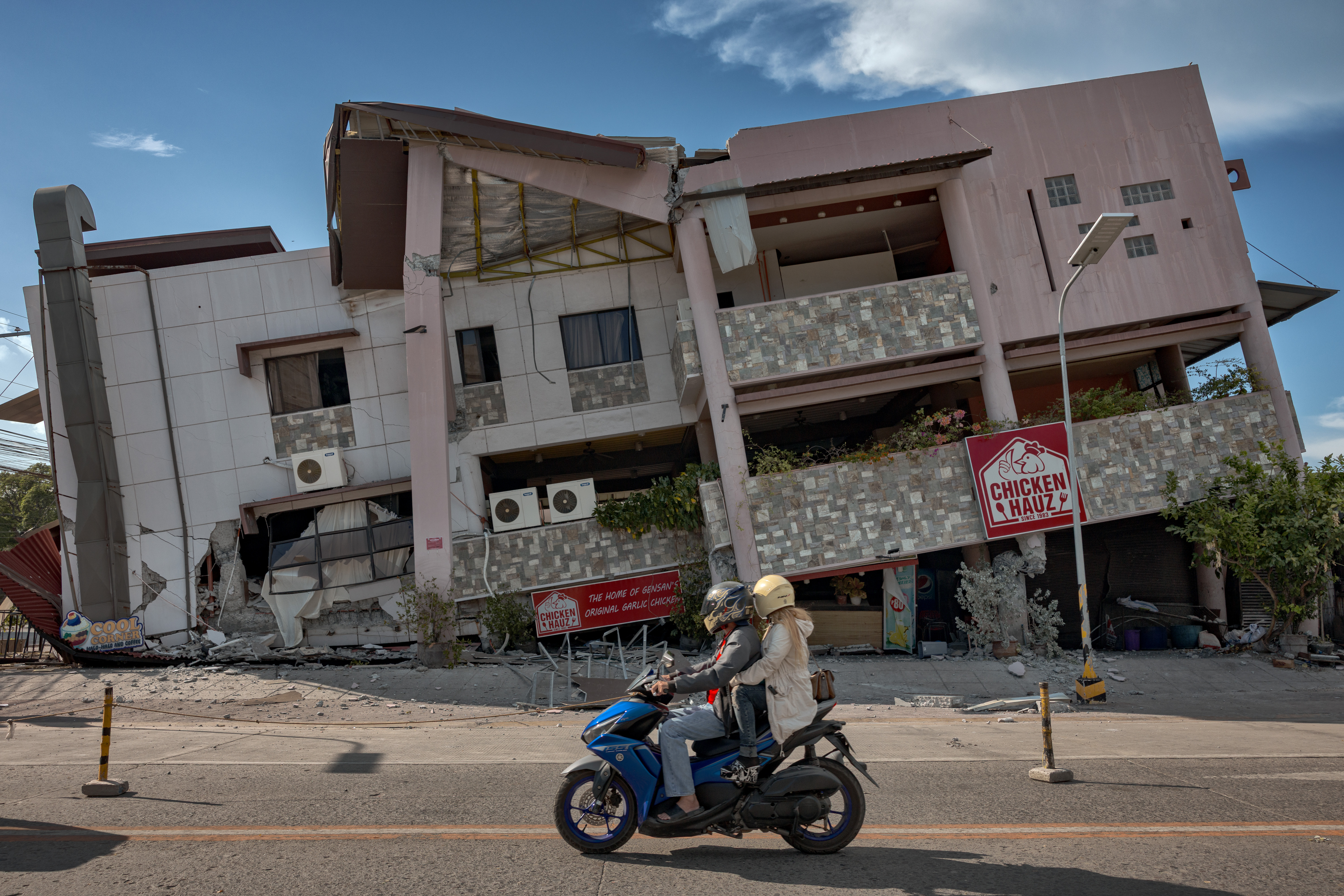 Sube la cifra de muertos en Filipinas tras terremoto de 7.8 de magnitud