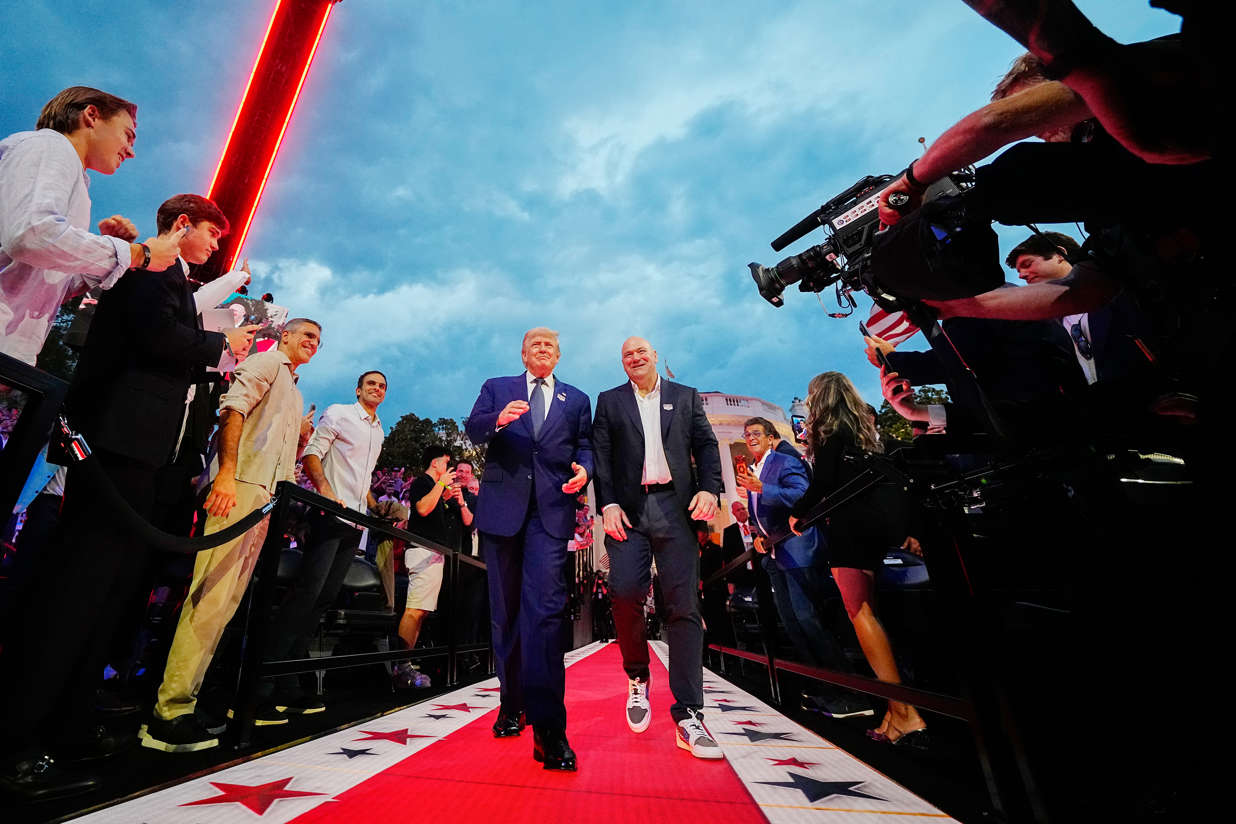 El presidente Trump cumple 80 y celebra con peleas de UFC en jaula en el jardín de la Casa Blanca