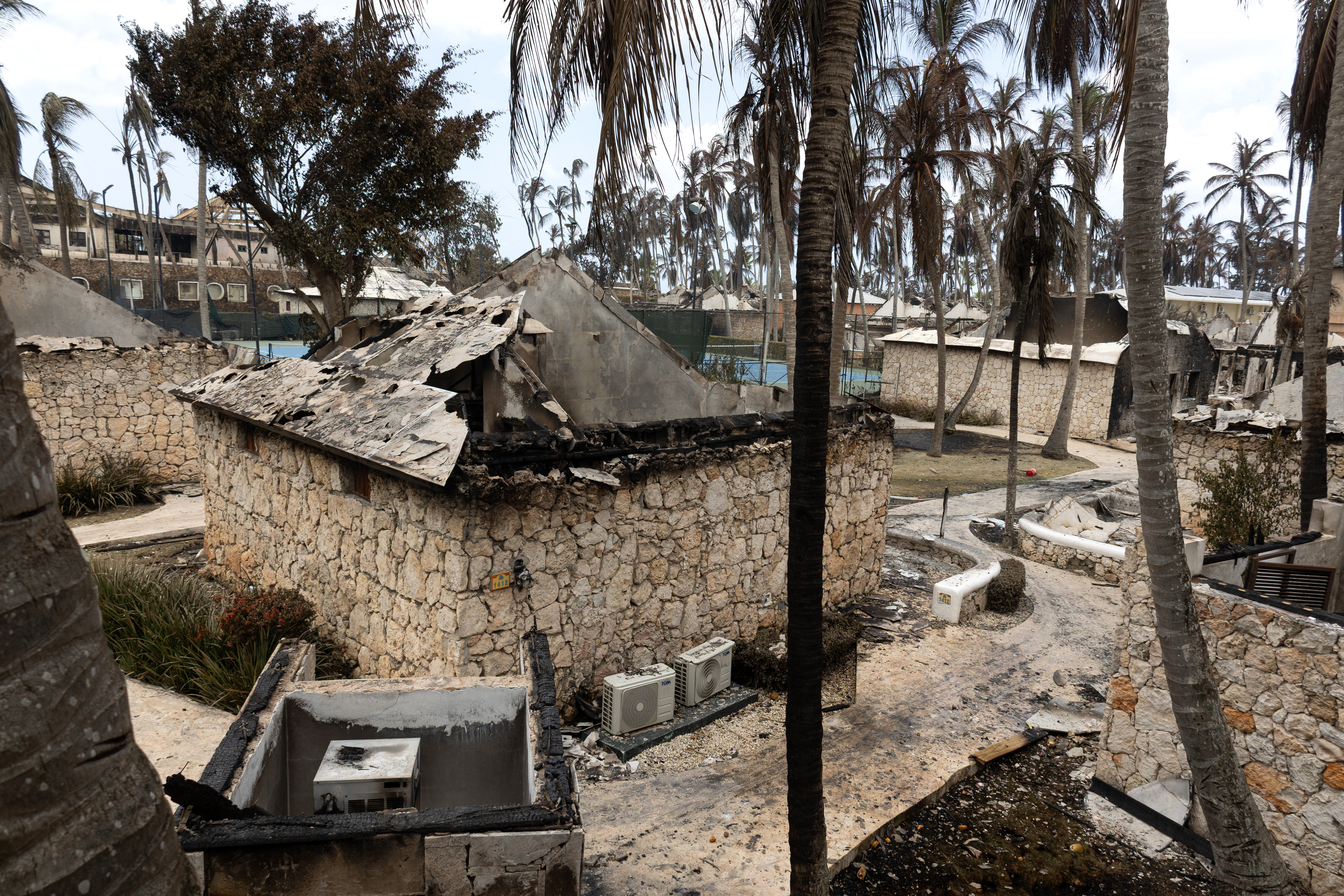 Incendio en resort de RD deja turistas varados; autoridades los ayudan a volver a casa