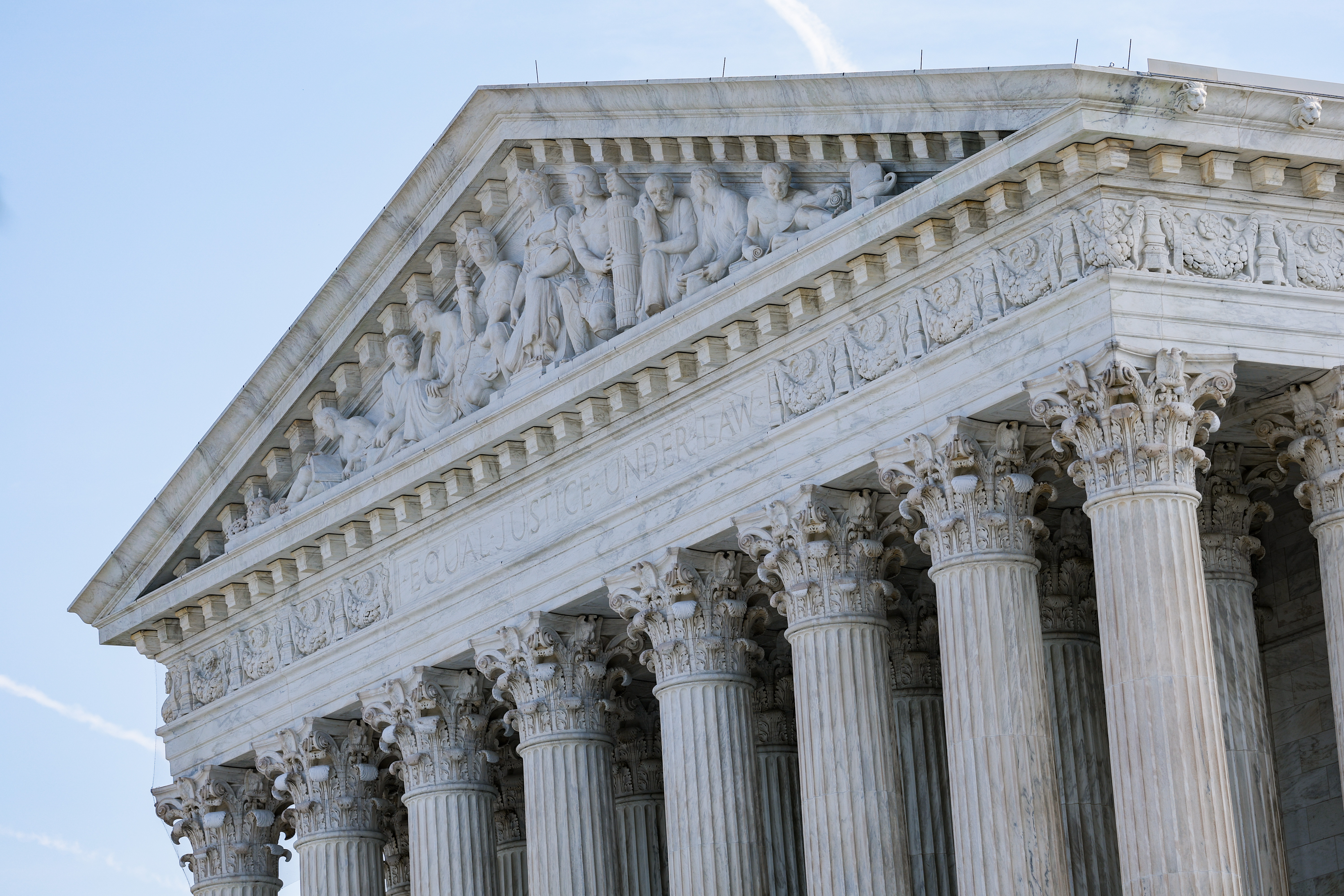 Corte Suprema amplía poder de Trump para destituir a directivos de agencias independientes
