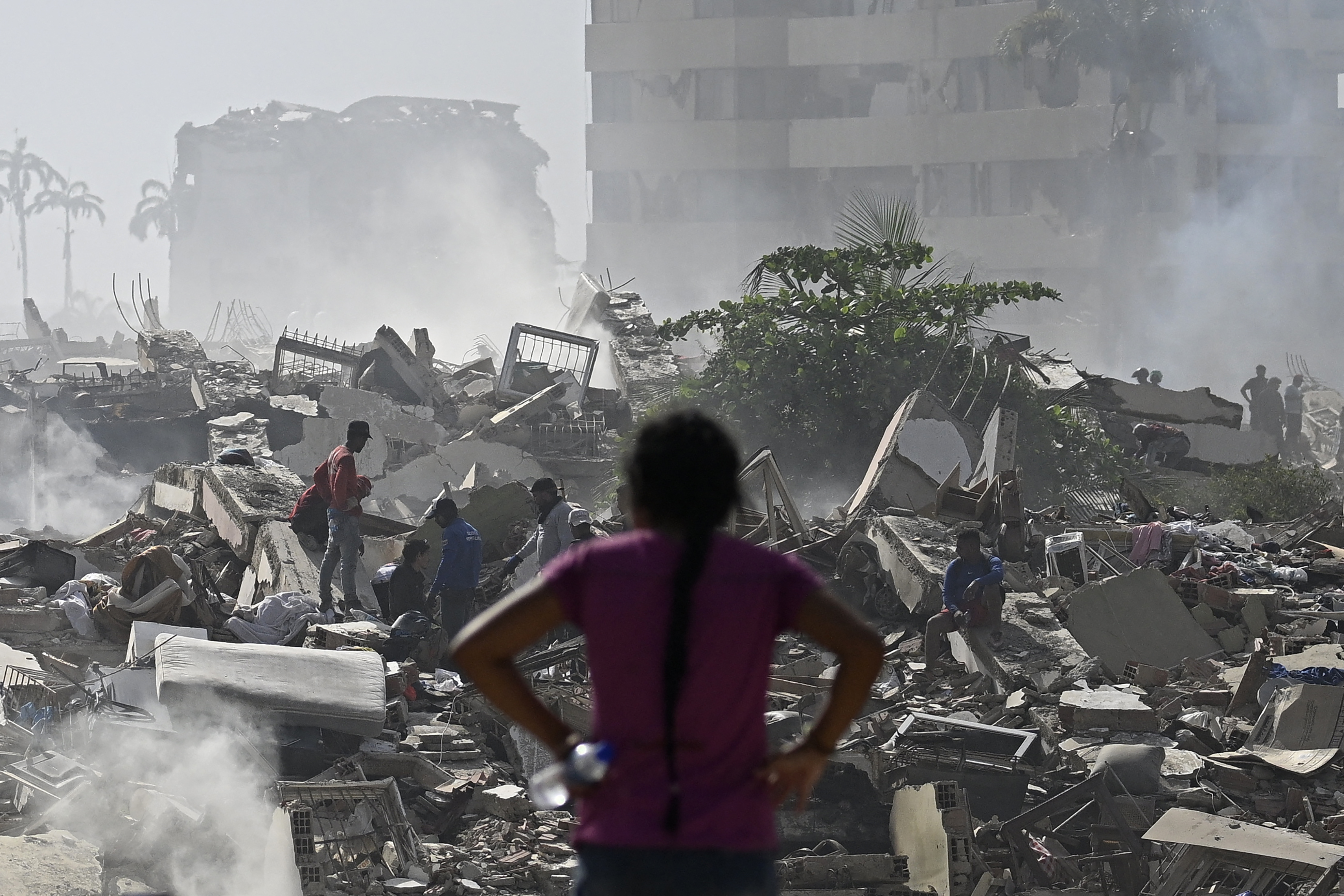 Aumenta cifra de muertos a 1,450 en Venezuela mientras predomina la desesperación tras terremotos
