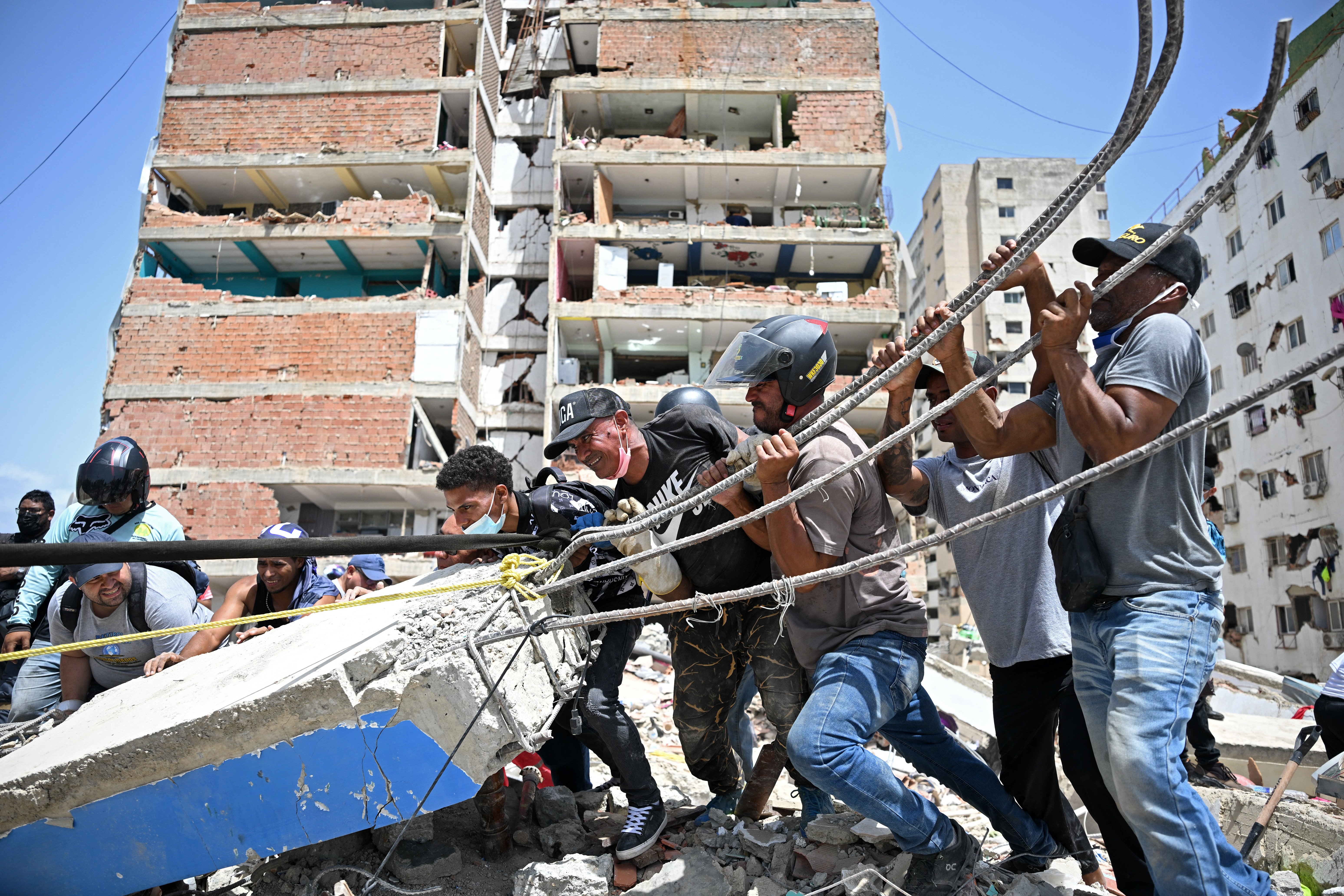 Minuto a minuto: avanzan labores de rescate en horas críticas para Venezuela; van 1,450 muertes