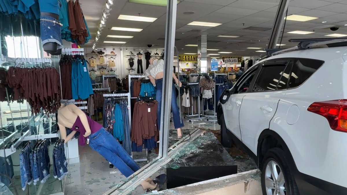 Mujer de 67 años impacta con su auto la vitrina de tienda en Bayamón Oeste