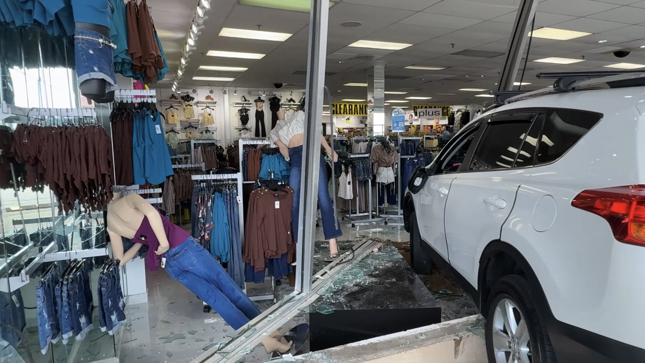 Mujer impacta con su vehículo la vitrina de una tienda en Bayamón