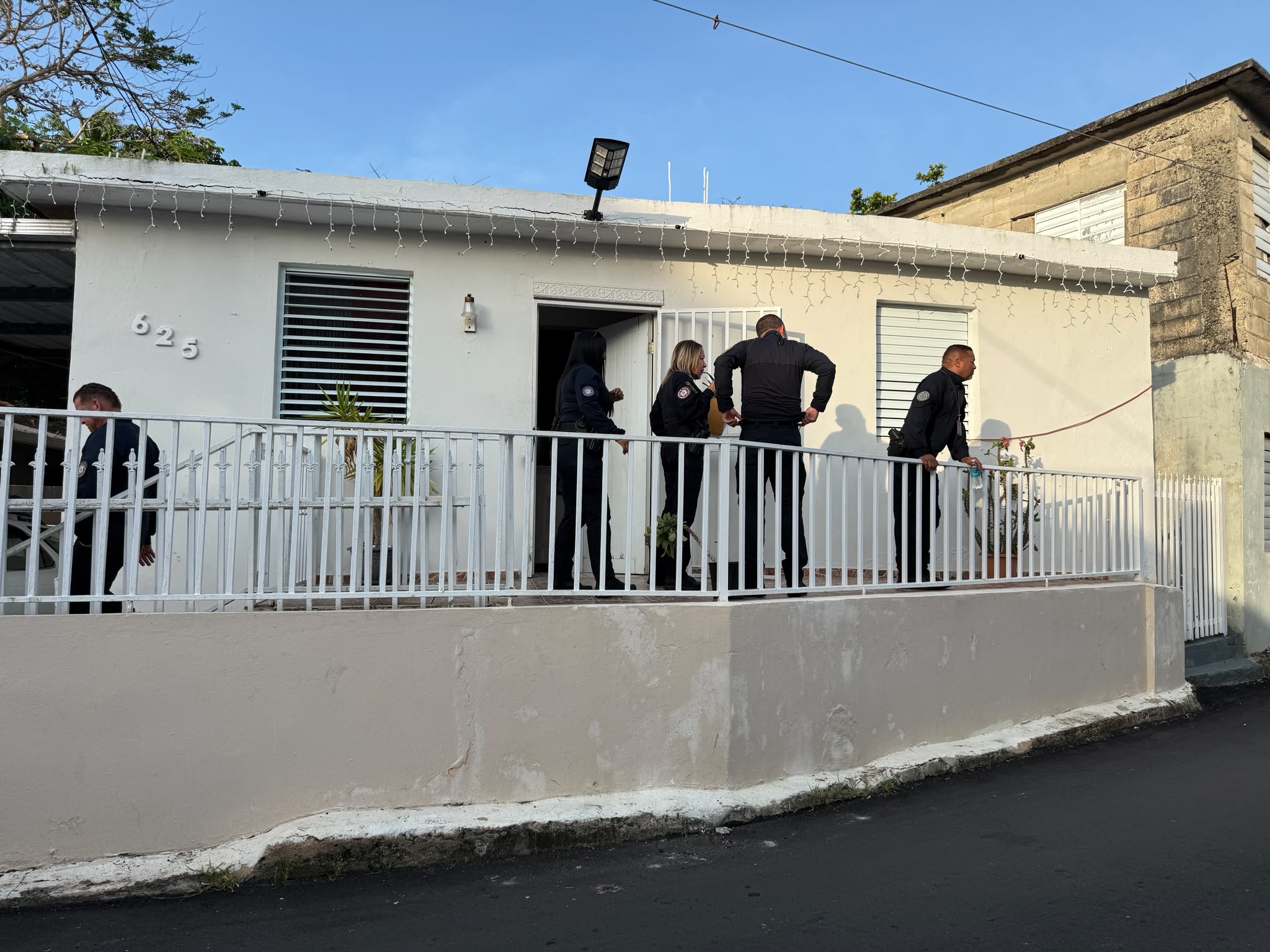 Operativo en Santurce: arrestan a pareja y ocupan armas largas