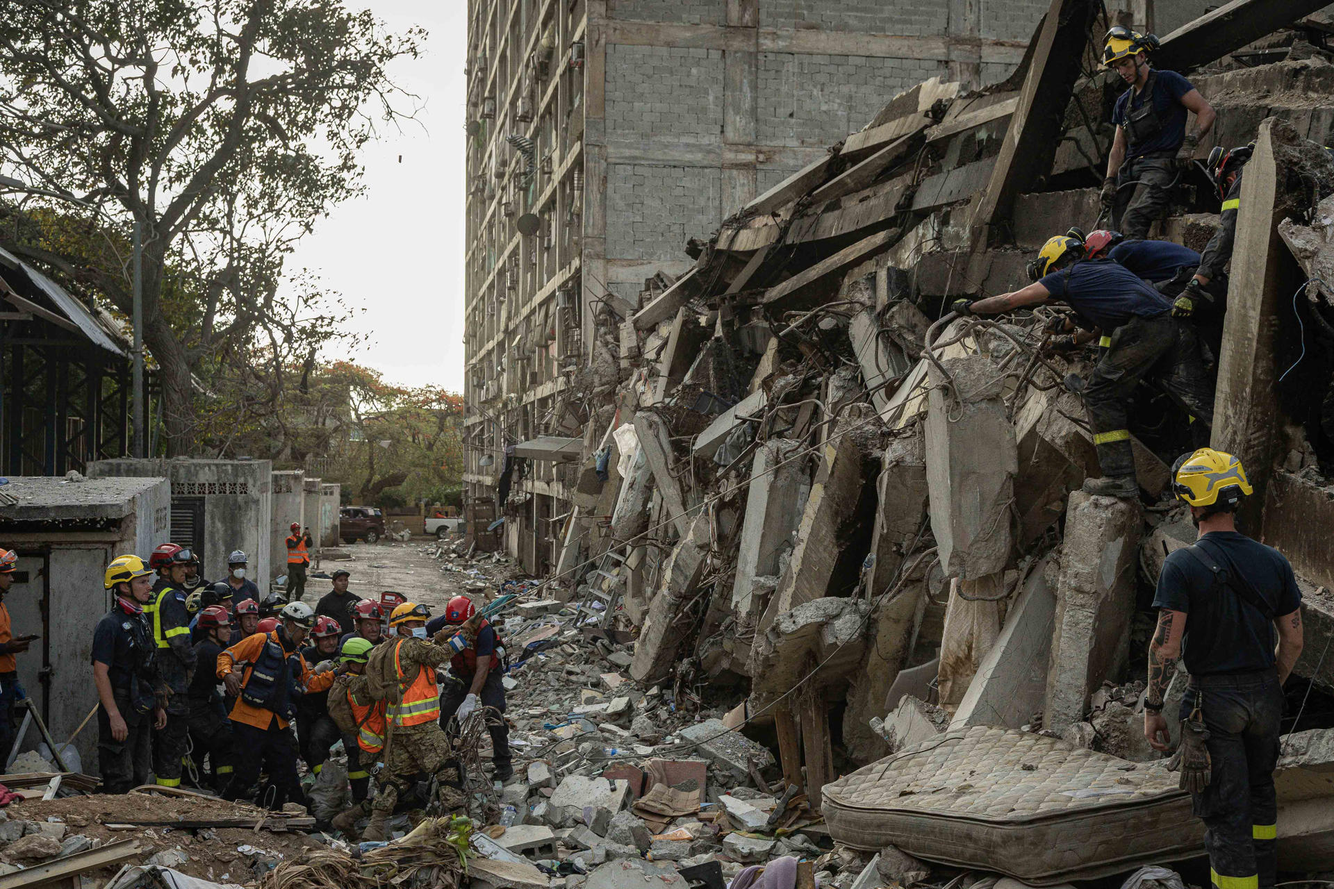 Rescatistas de 27 países buscan sobrevivientes en Venezuela