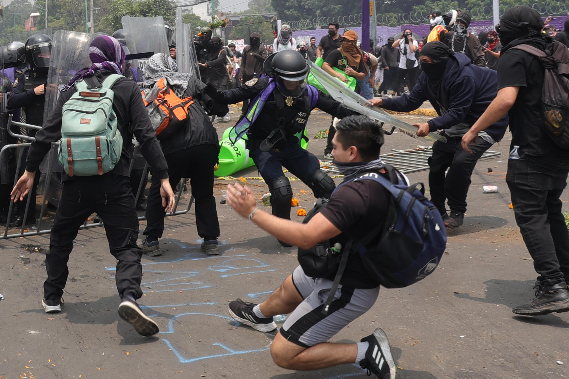 El otro resultado: 19 detenidos y 11 policías heridos al iniciar el Mundial en México