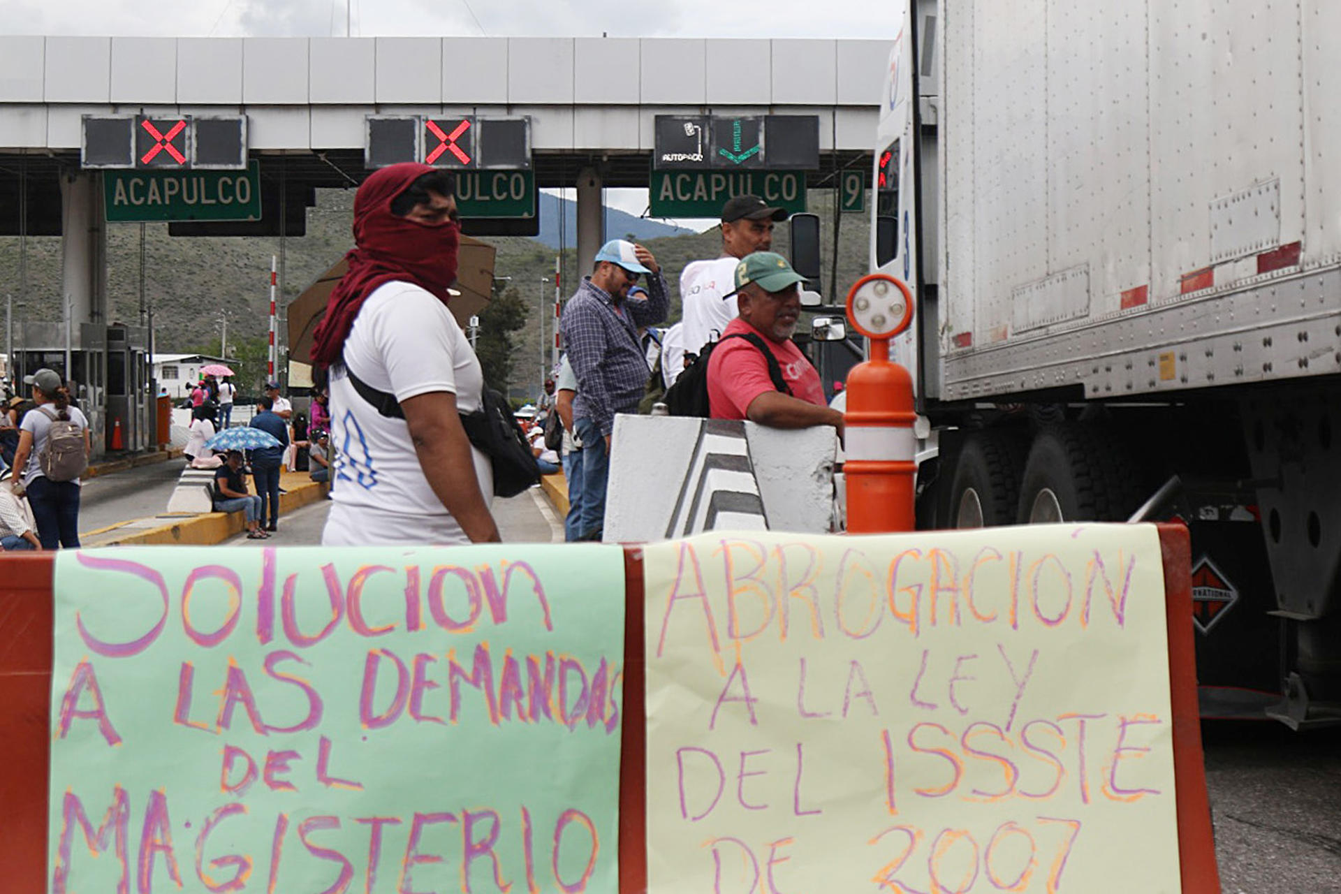 Maestros planean protestar alrededor del estadio Azteca en partido inaugural del Mundial