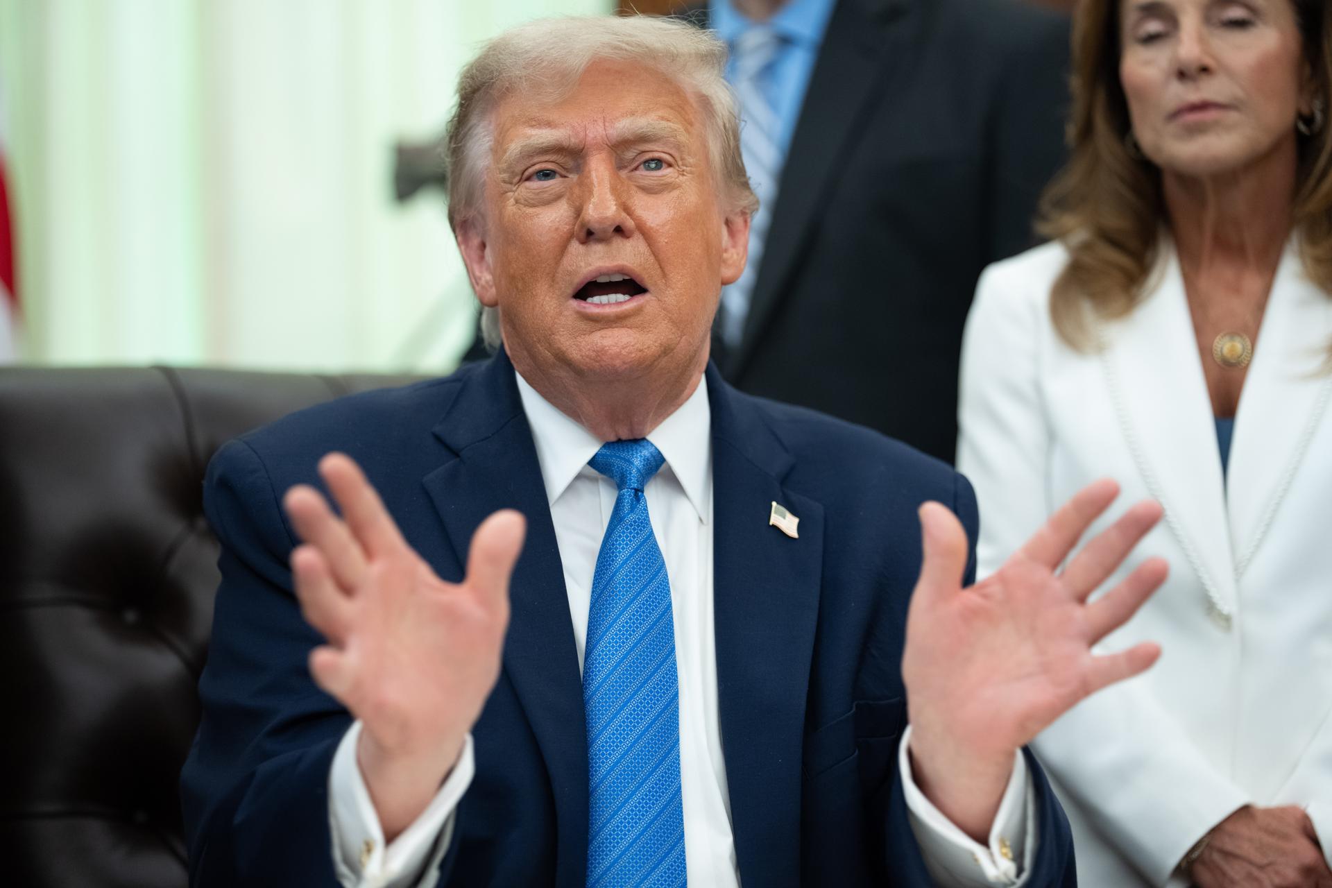 Trump llega a los 80 años mientras enfrenta crecientes dudas sobre su estado de salud