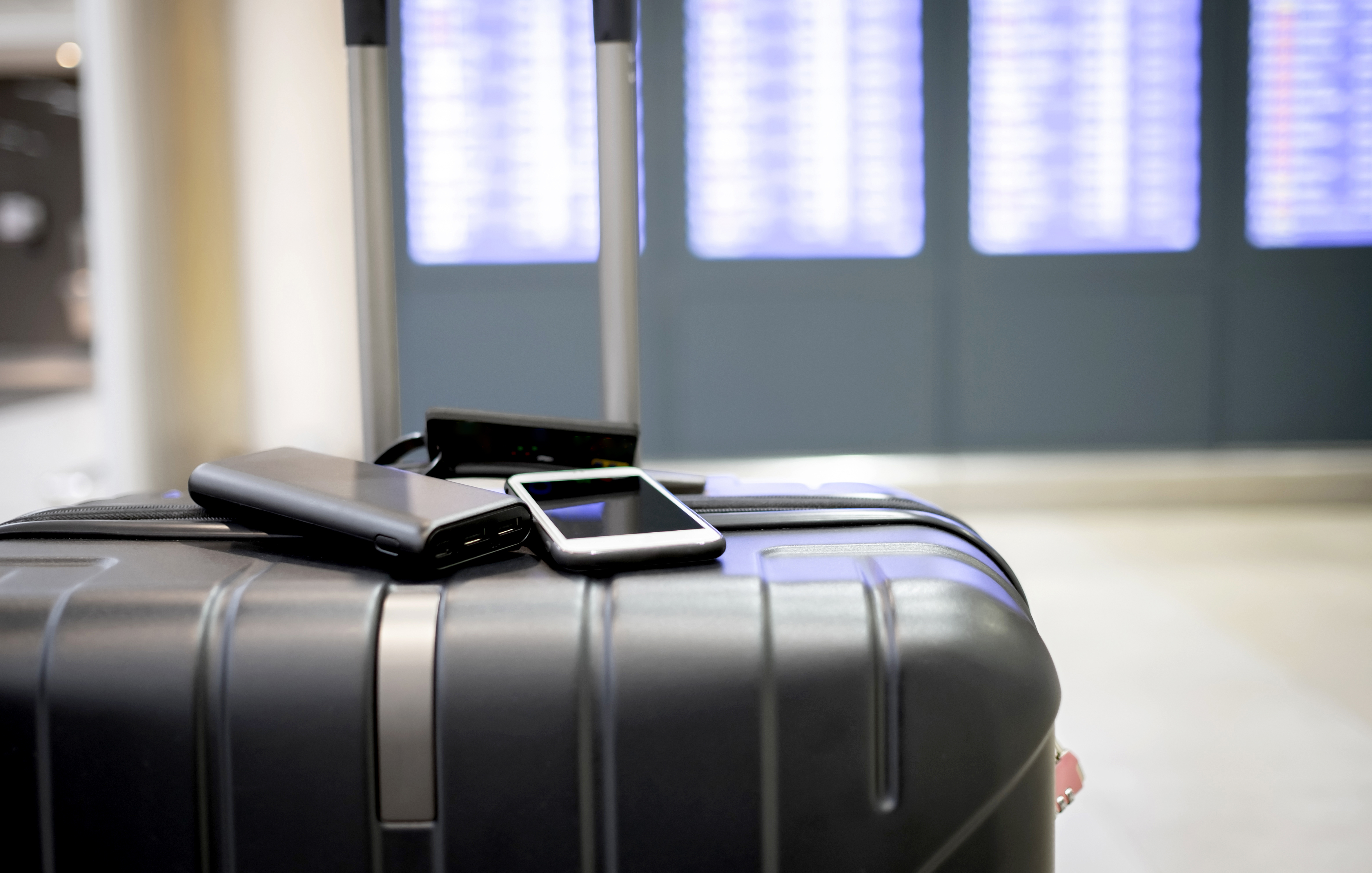 ¿Puedes llevar cargadores portátiles en un avión? Esto debes