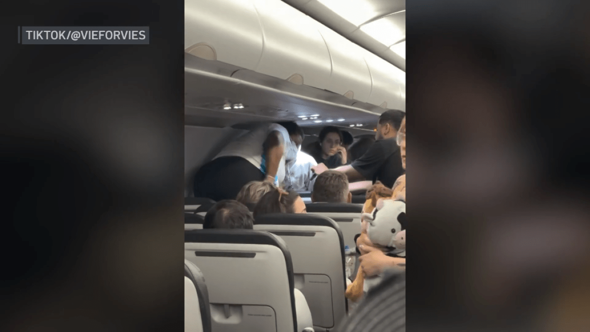 Terror en pleno vuelo: lo acusan de intentar abrir la puerta en un avión de Frontier