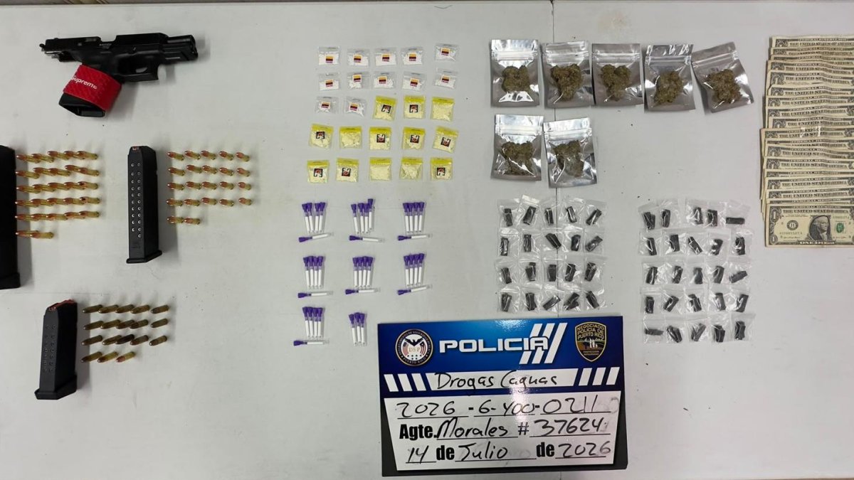 Ocupan drogas y pistola alterada en operativo policial en residencial de Gurabo