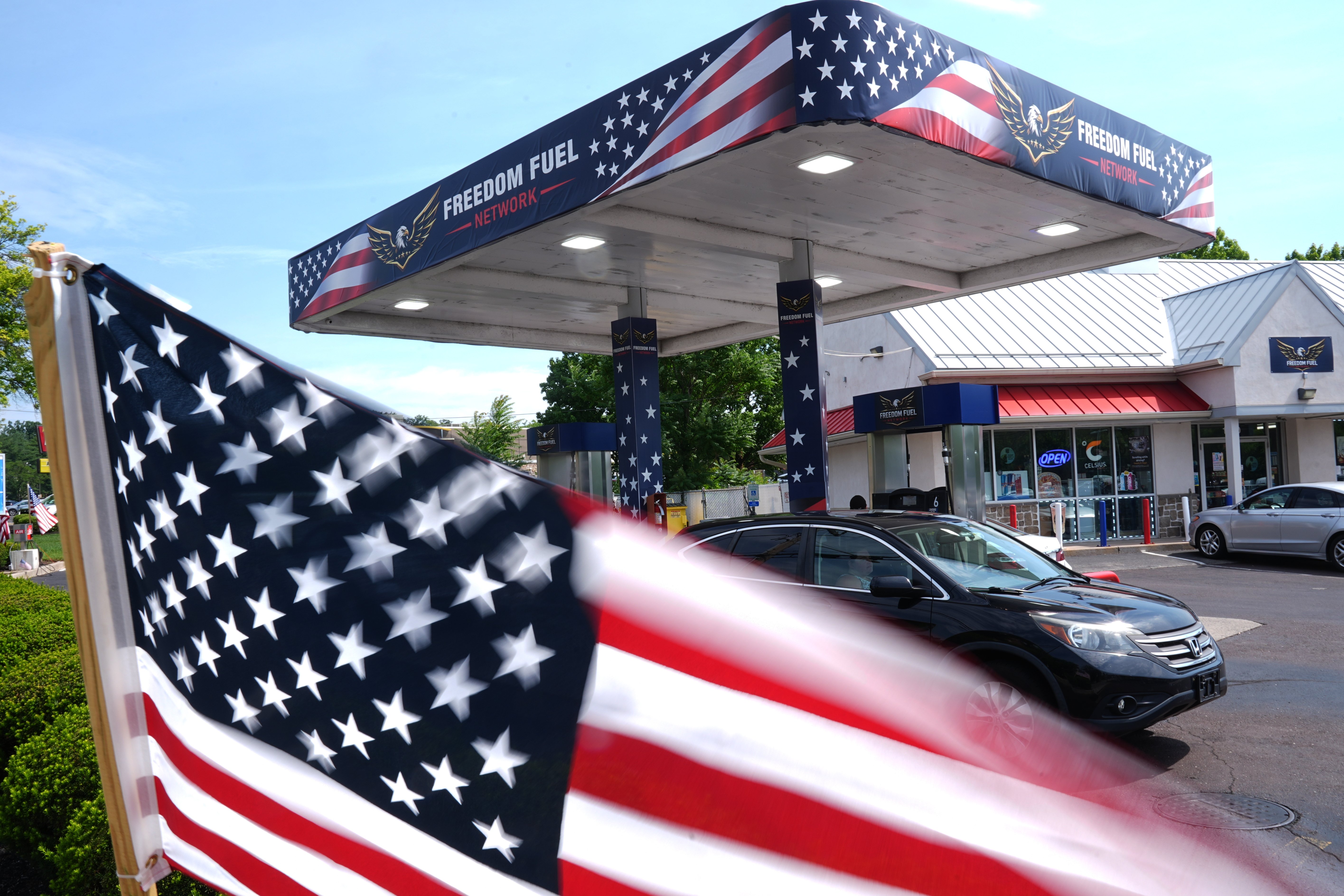 ¿Qué hay detrás de las estaciones que Trump promociona por su gasolina barata?