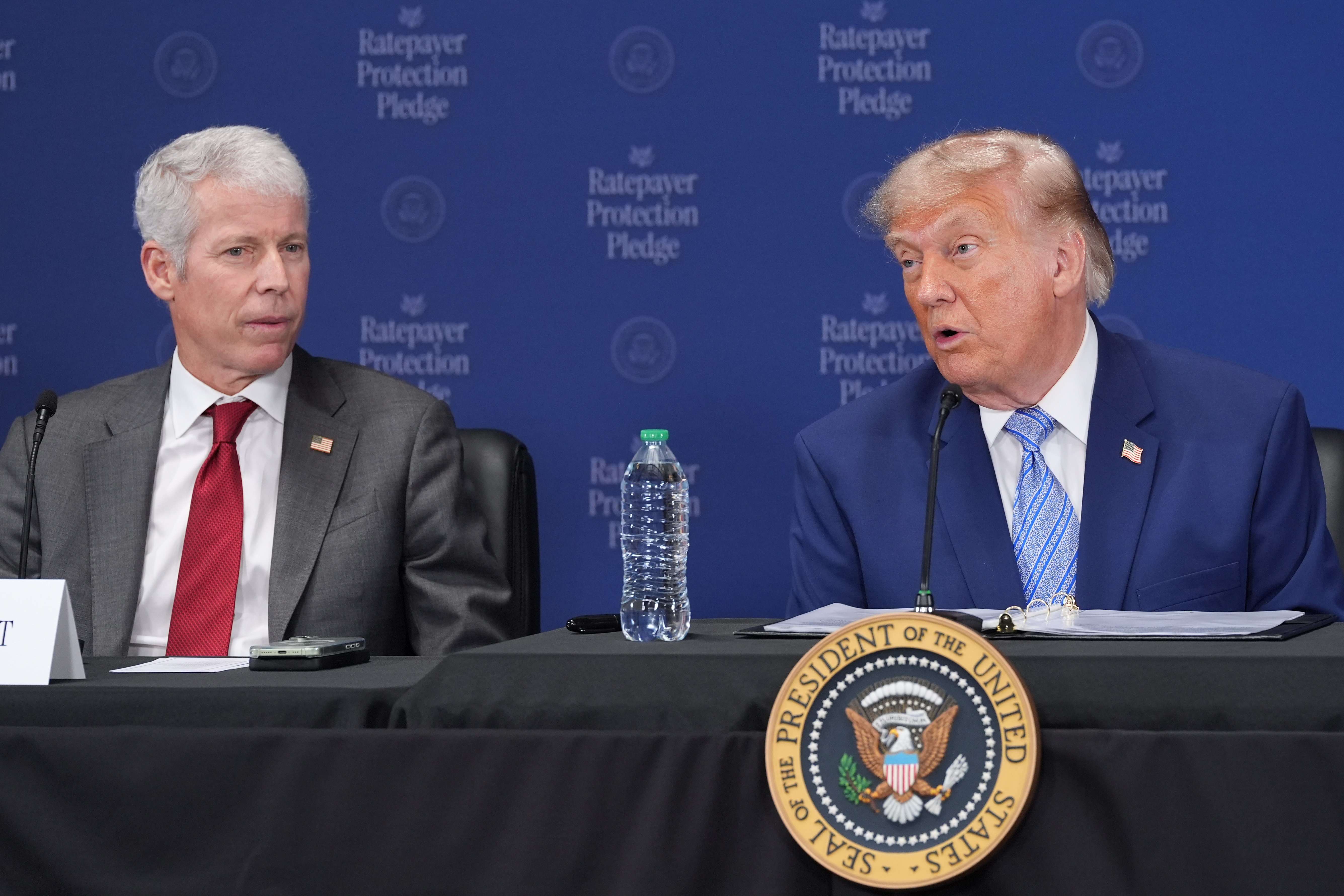 Trump amplía compromiso voluntario para evitar alzas en facturas por centros de datos