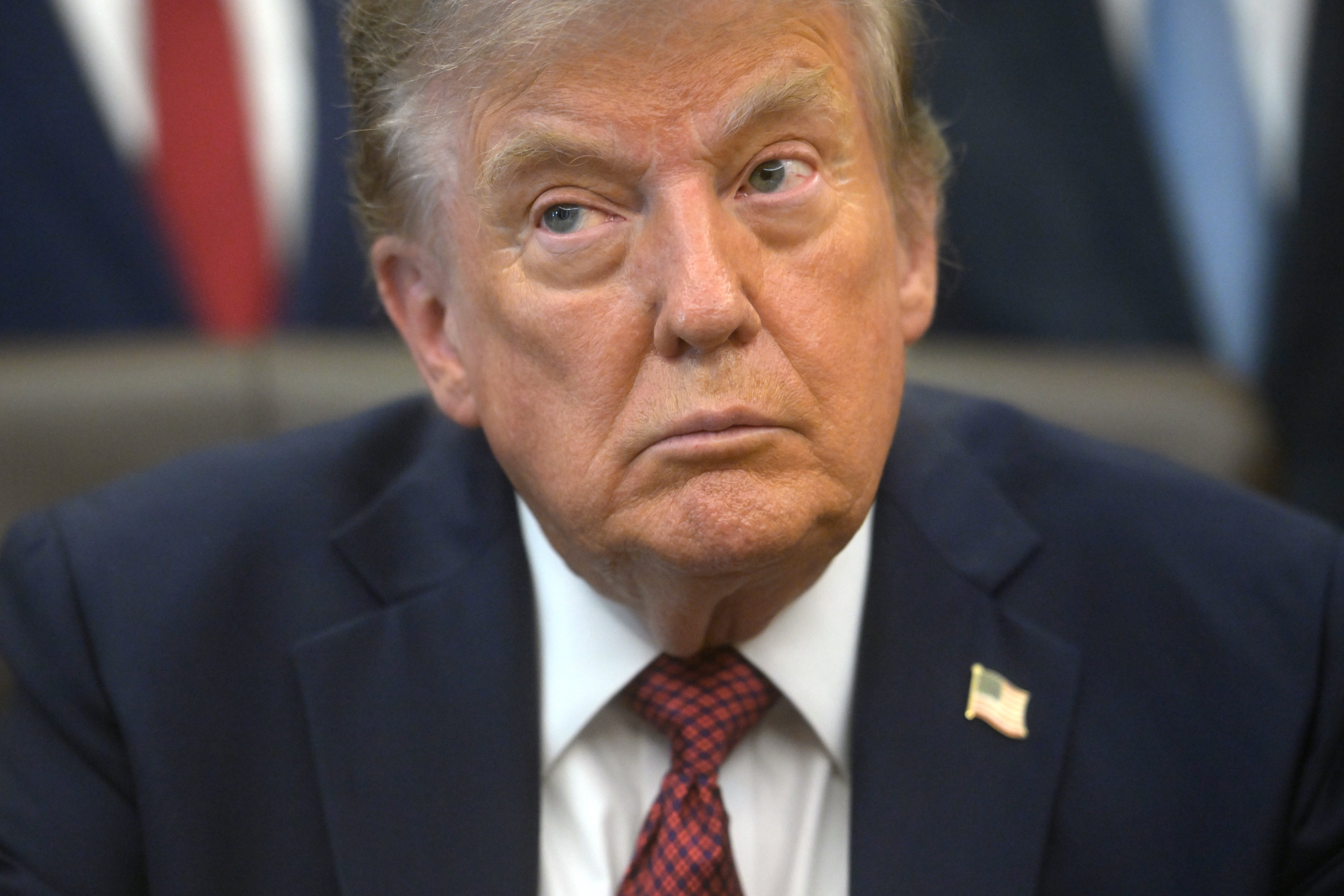 Trump firma órdenes para limitar la ciudadanía por nacimiento a hijos de ciertos extranjeros