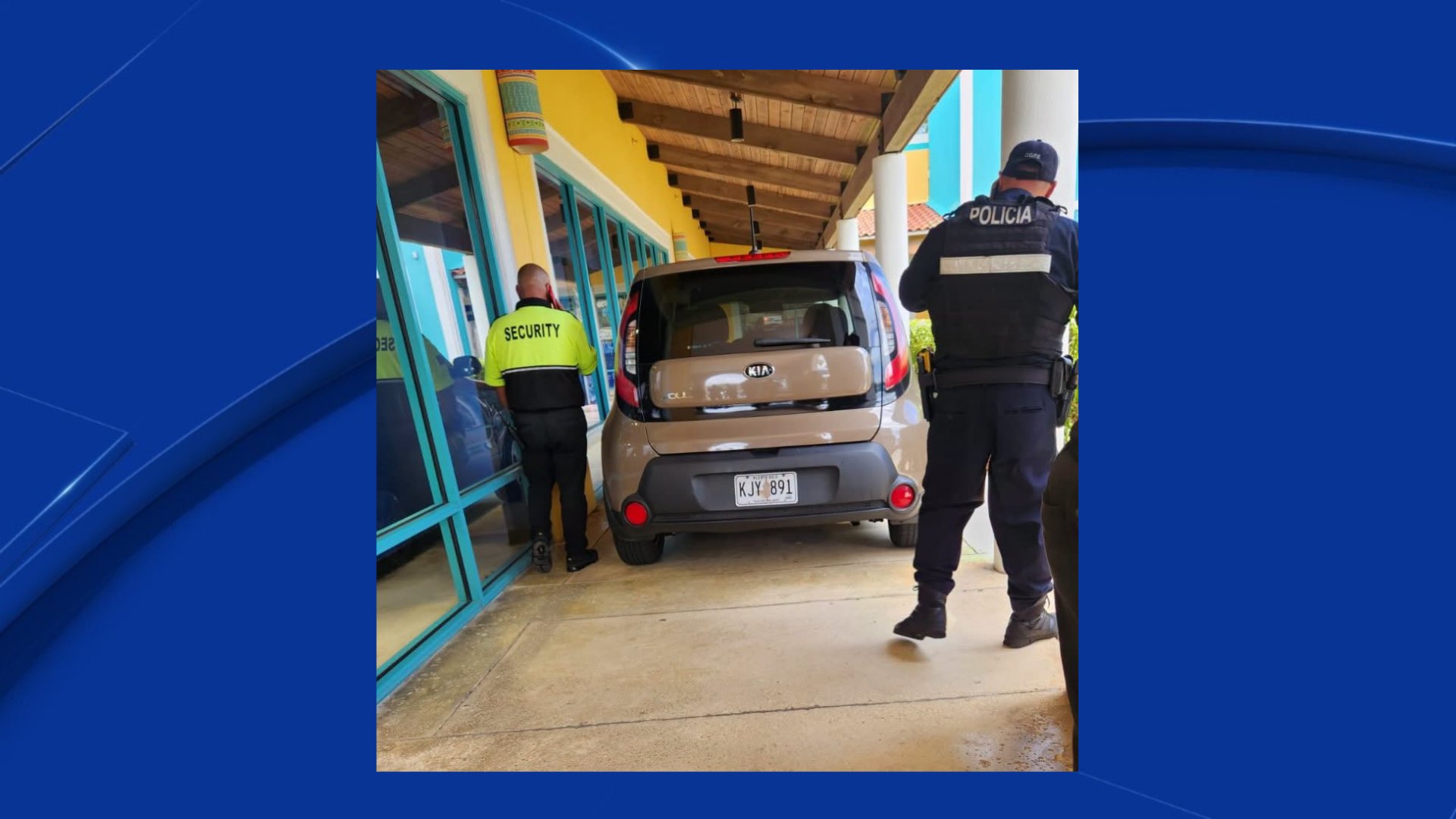 Conductora con percance de salud termina en pasillo de los Outlets de Barceloneta