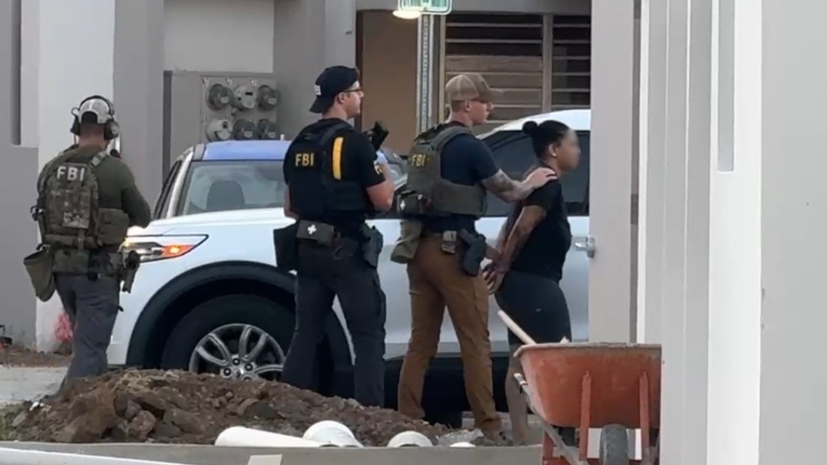 Federales ejecutan allanamiento en residencial de Loíza
