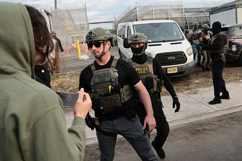 ICE ordena a sus agentes dejar de perseguir personas en vehículos tras recientes tiroteos mortales
