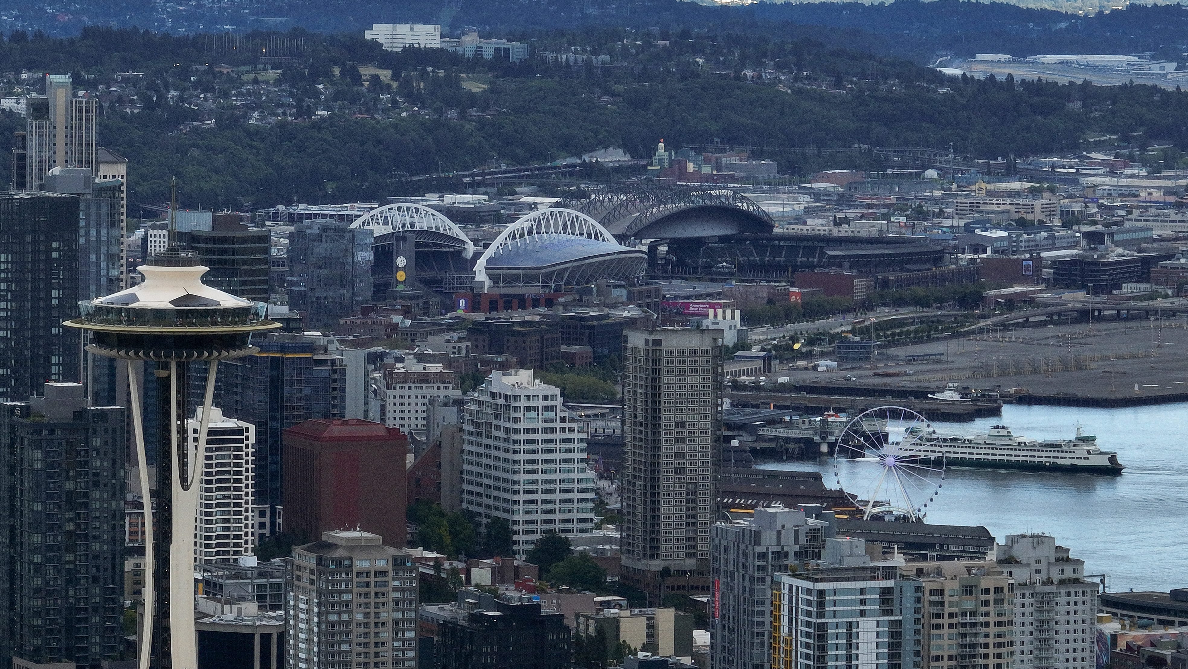 Tiroteo en Seattle Center deja 2 muertos y 5 heridos, incluyendo un niño de 2 años, según bomberos