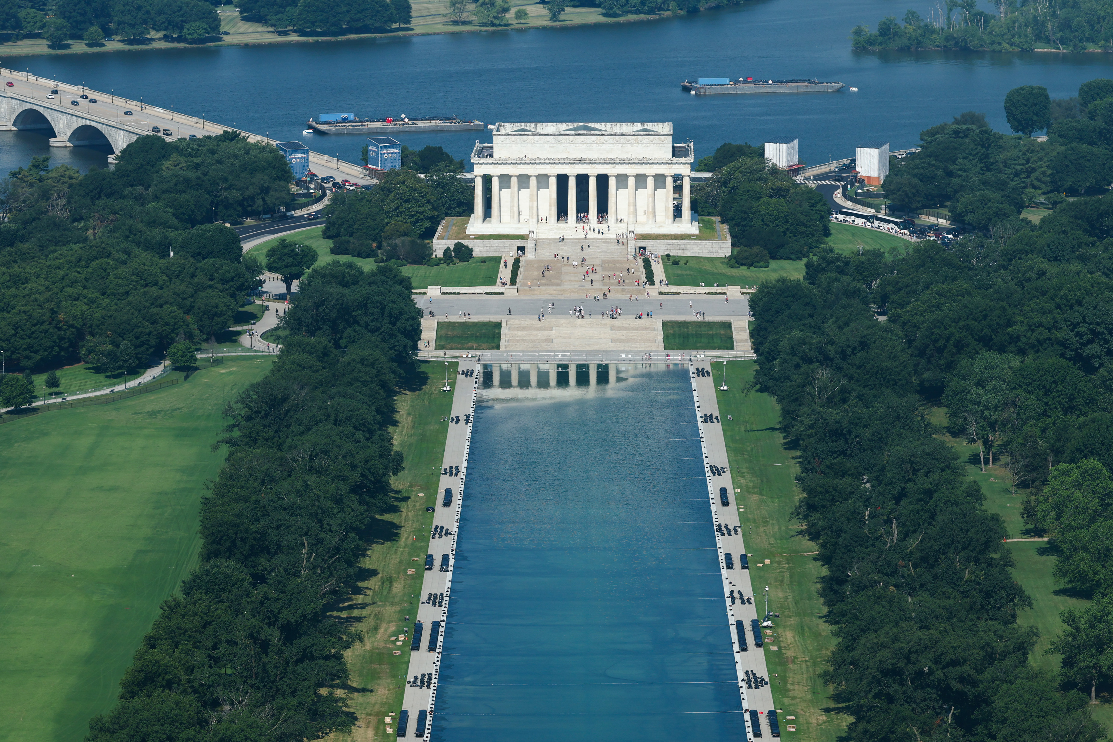 Gobierno de Trump no buscará nuevas ofertas para reparar estanque reflectante del National Mall