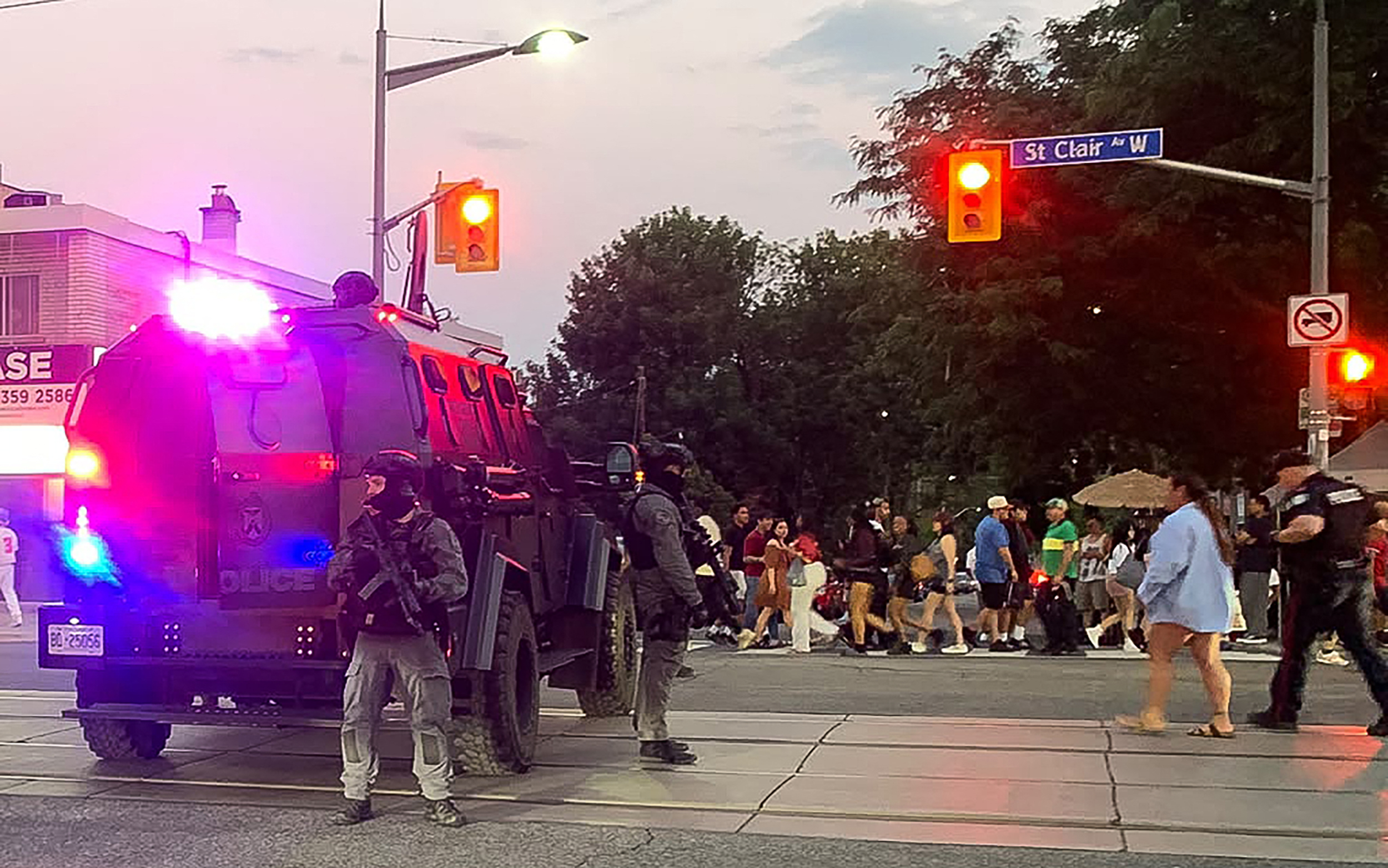 Al menos 2 muertos y 6 heridos tras tiroteo cerca de festival latino en Toronto, según la policía