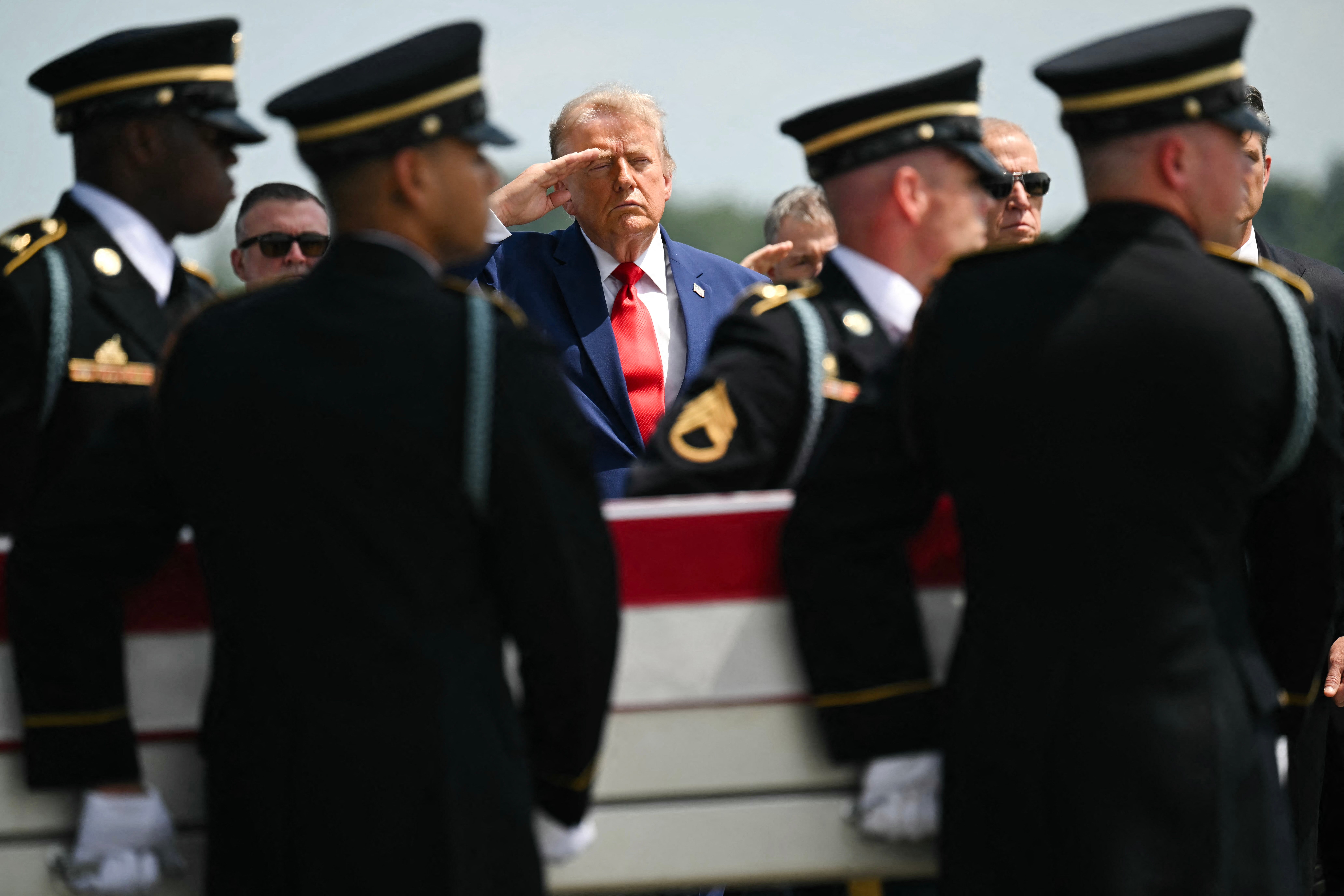 Trump recibe los restos de cuatro soldados fallecidos en la guerra con Irán