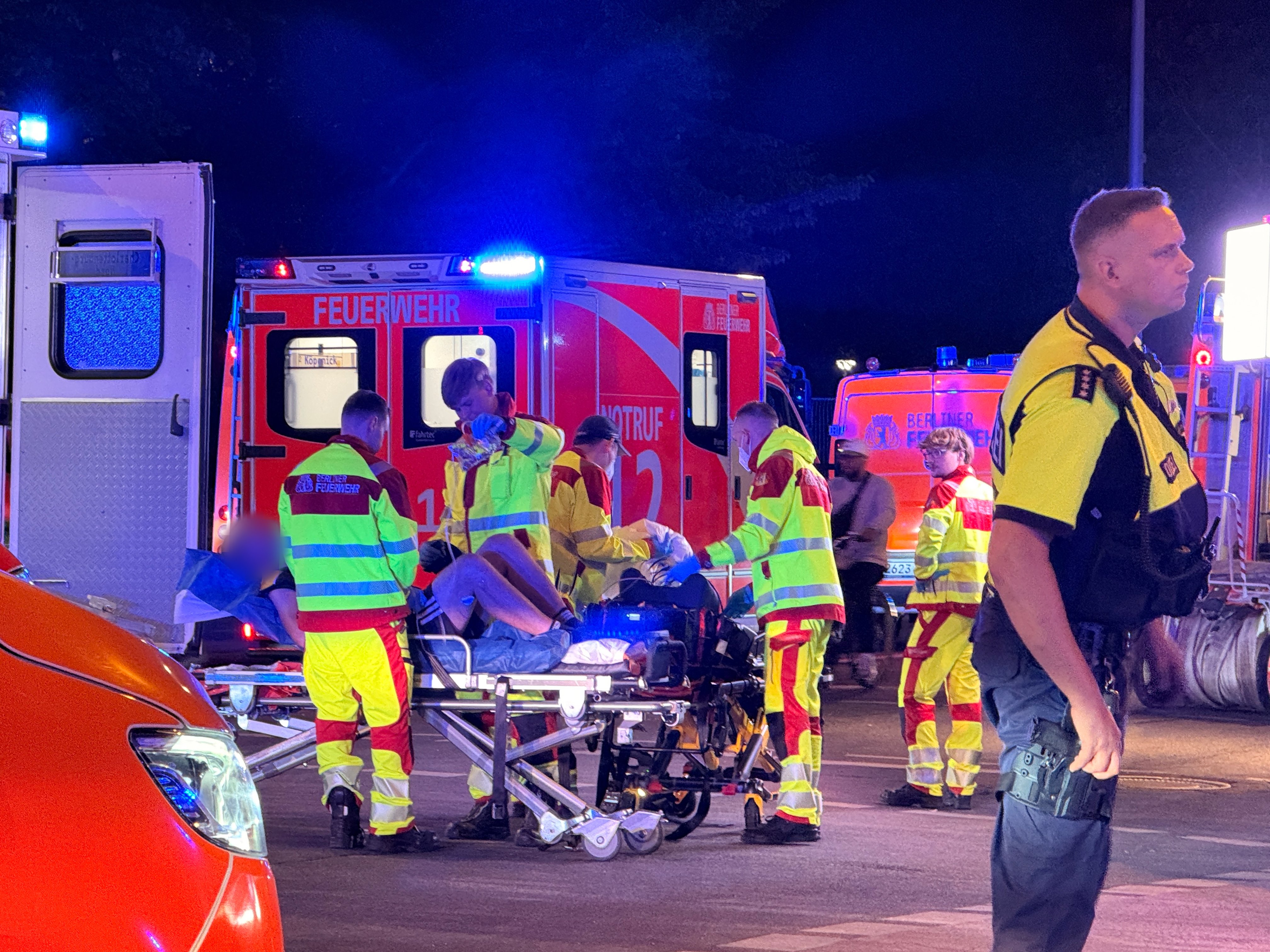 Camioneta embiste a multitud en evento LGBTQ+ de Berlín; reportan 1 muerto y al menos 15 heridos