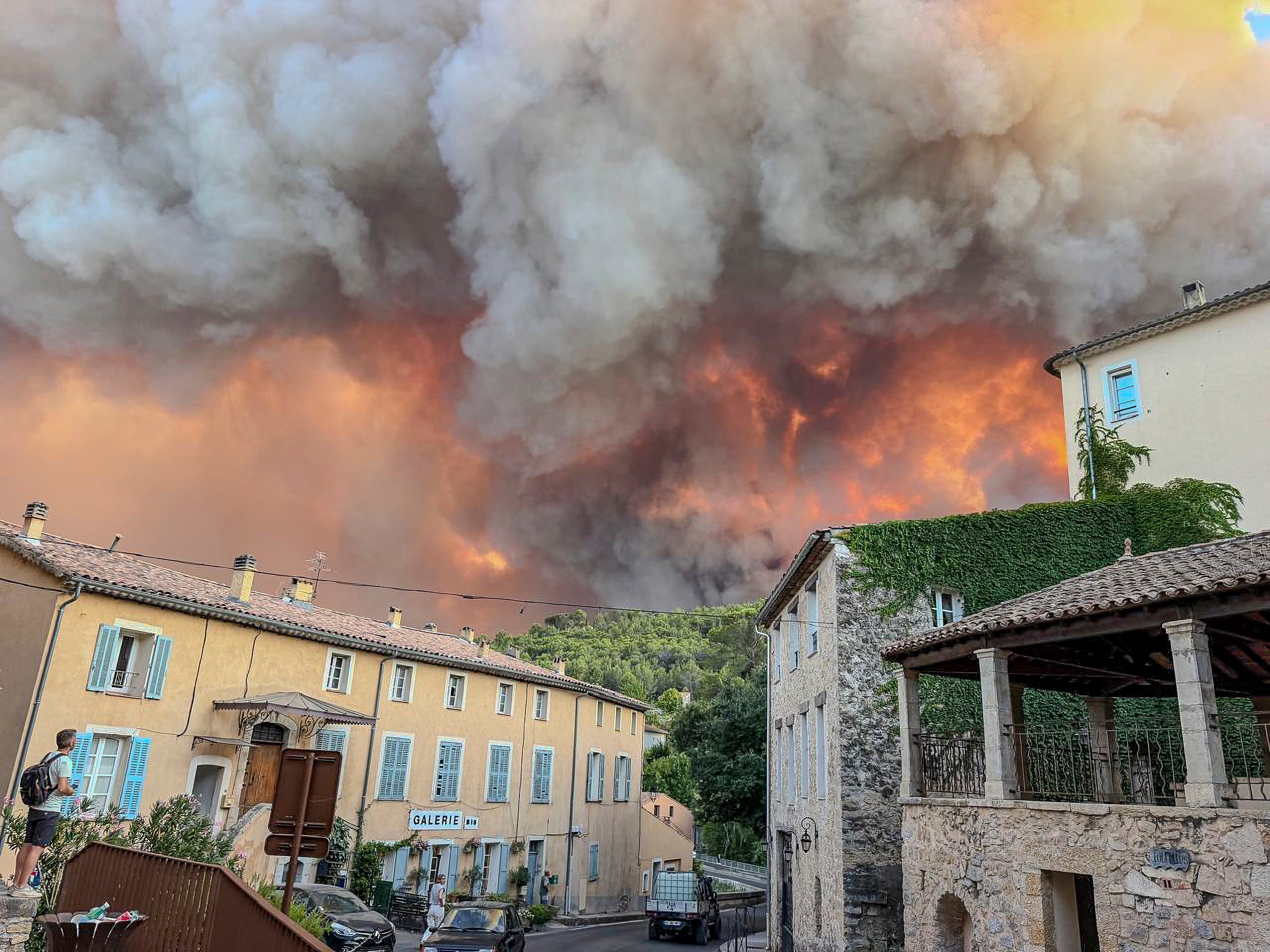 Incendios forestales en Francia y España obligan a más de 250,000 personas a abandonar sus hogares