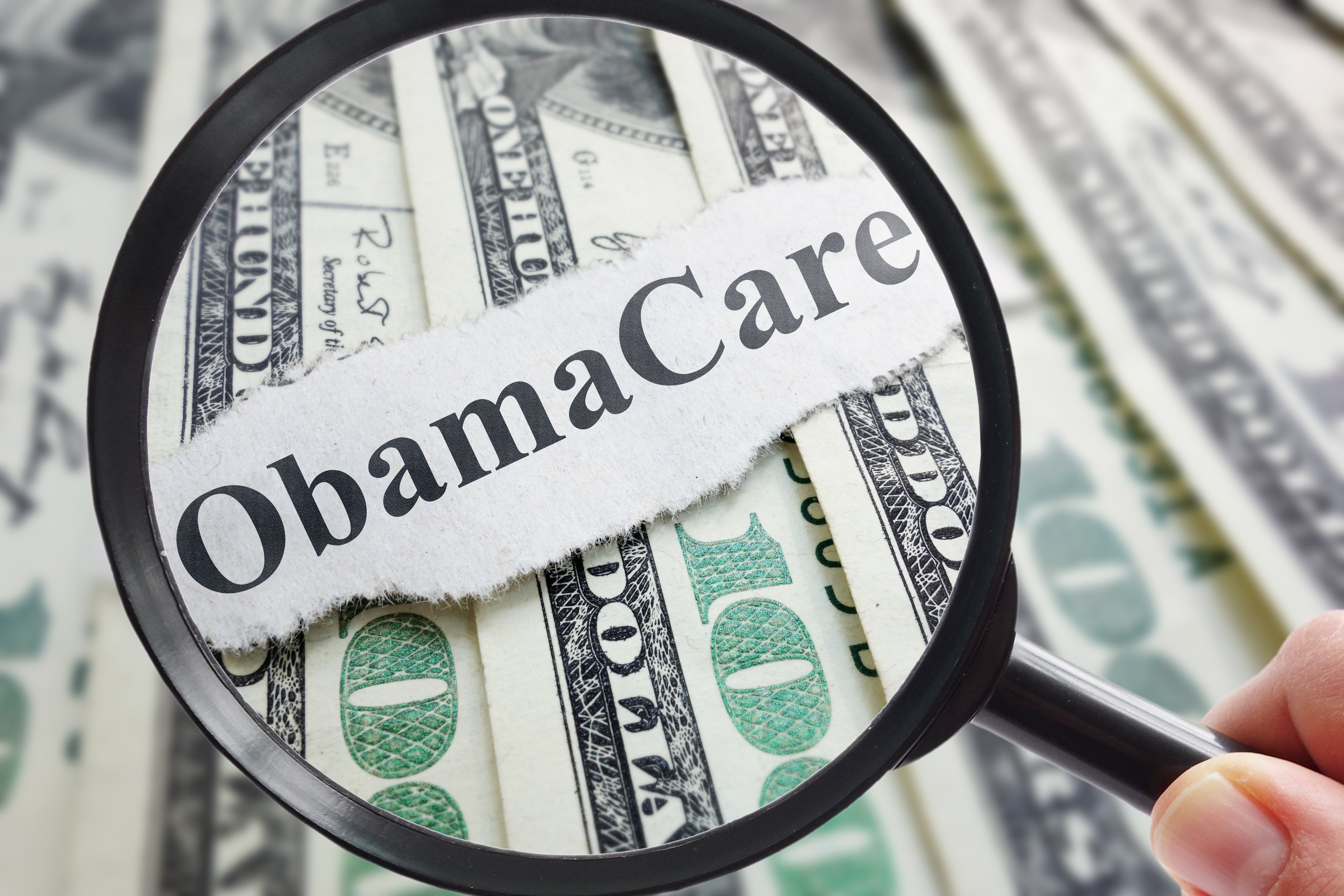 Caen drásticamente las inscripciones al Obamacare, según datos federales