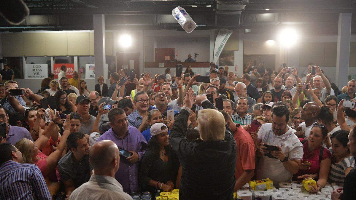 Trump revive imagen viral de visita a Puerto Rico en 2017 lanzando papel toalla