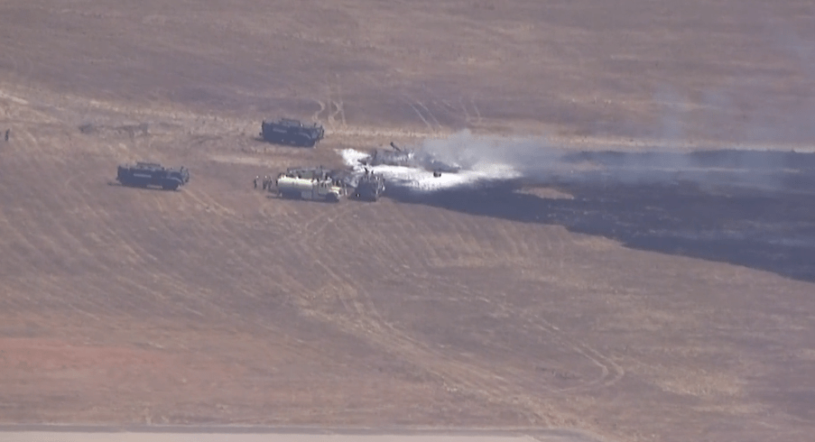 Un avión de combate se estrella en una base militar de California; no hay heridos