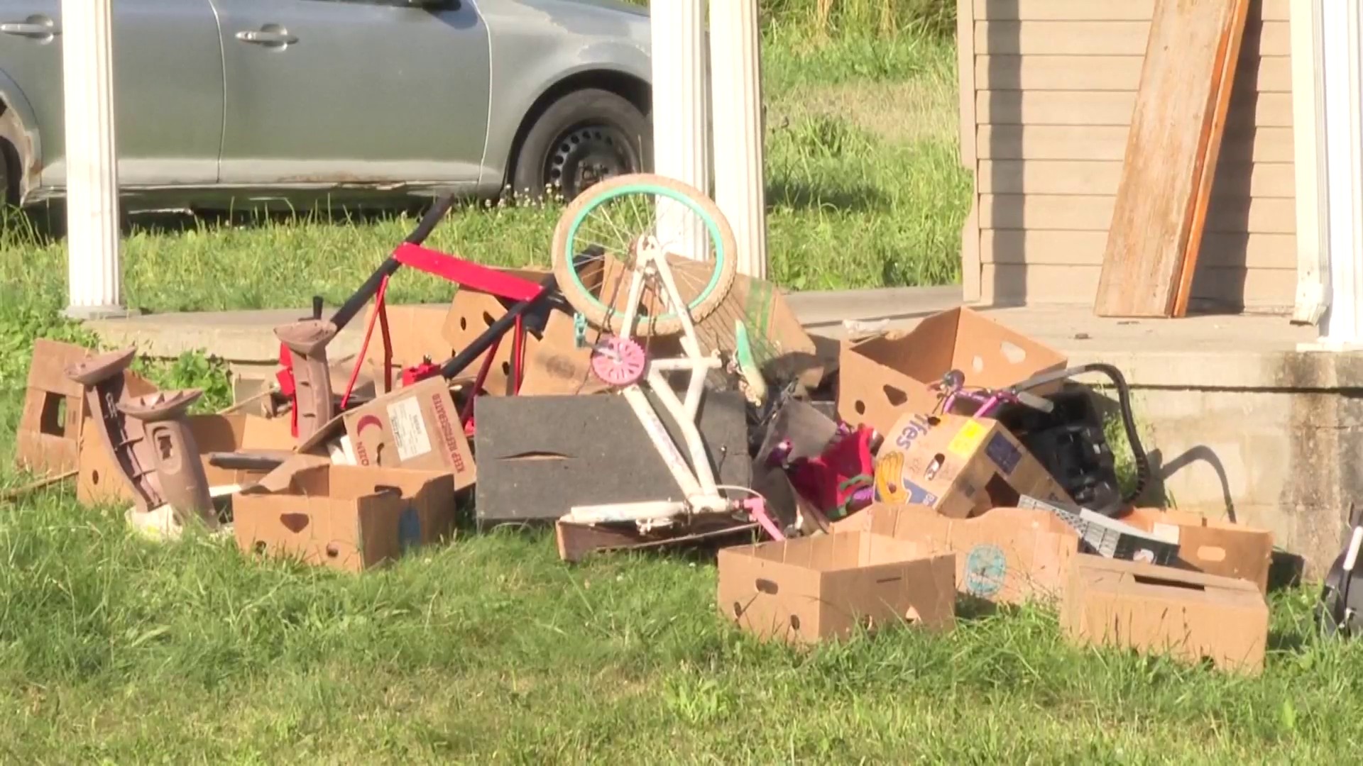 Hallan a 16 niños en condiciones "deplorables" en una misma casa en Ohio; arrestan a 4 adultos