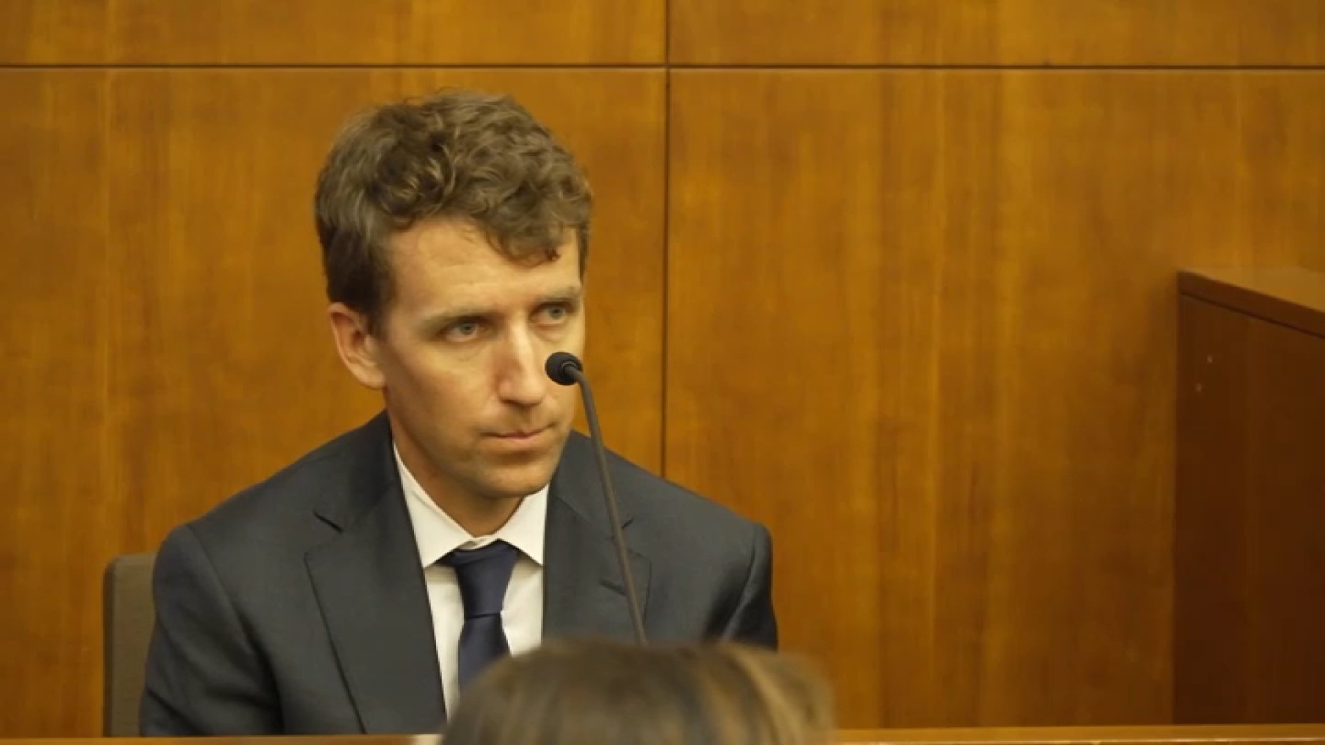 Imagen del artículo de Telemundo PR: "Murió en mis brazos": Patrick Clancy habla tras anulación de juicio de su exesposa en "60 Minutes"