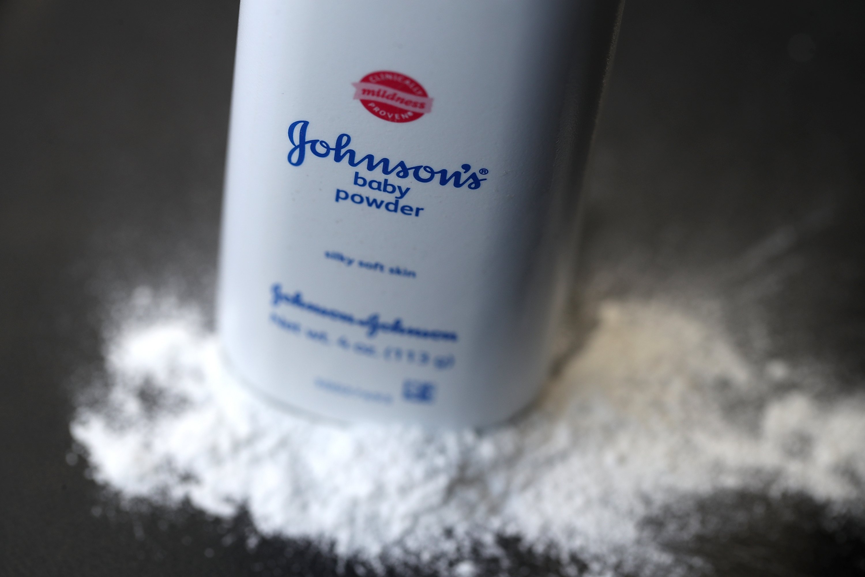 El millonario acuerdo de Johnson & Johnson por demandas que afirman que talco causó cáncer de ovario