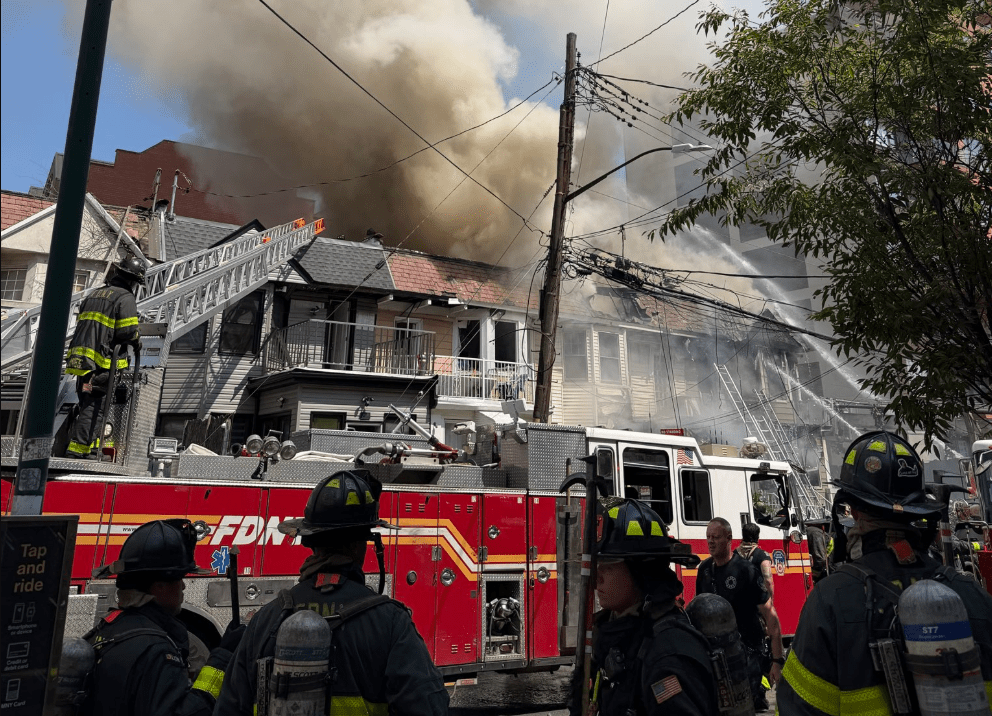 Incendio tras tiroteo deja al menos dos muertos en Queens