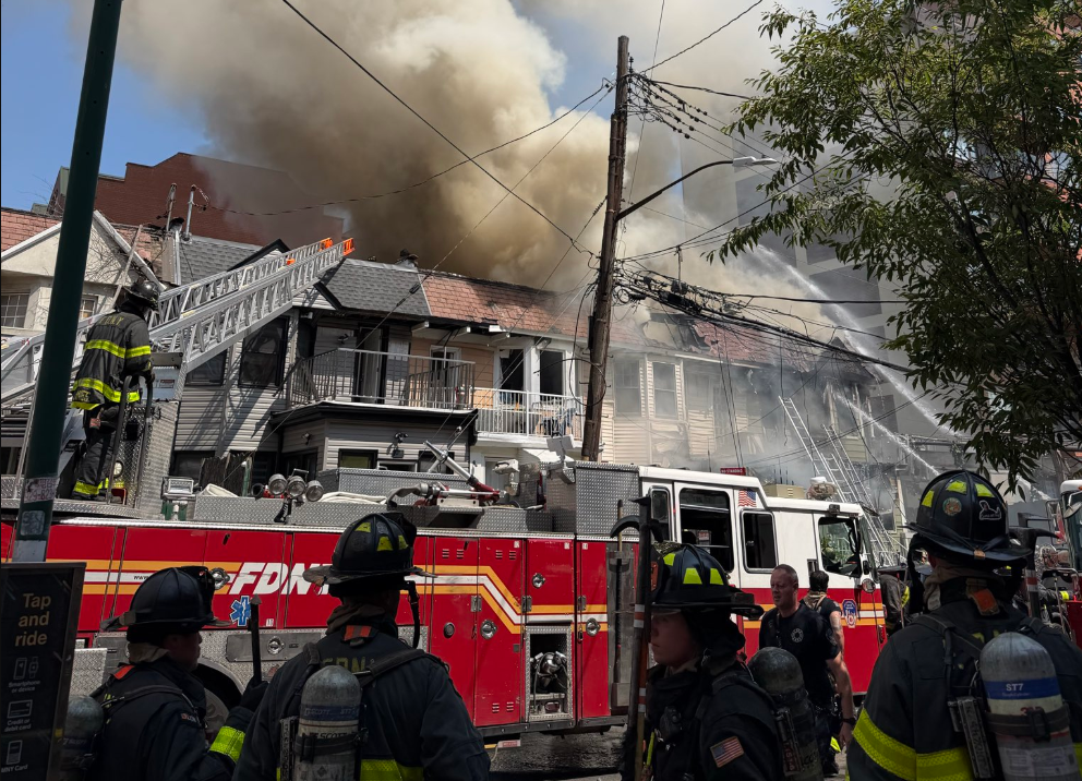 Incendio tras tiroteo deja al menos dos muertos en Queens