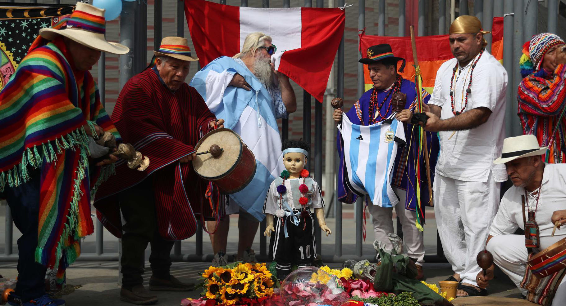 Chamanes de Perú compiten por sacar malas energías a España y Argentina antes de la final